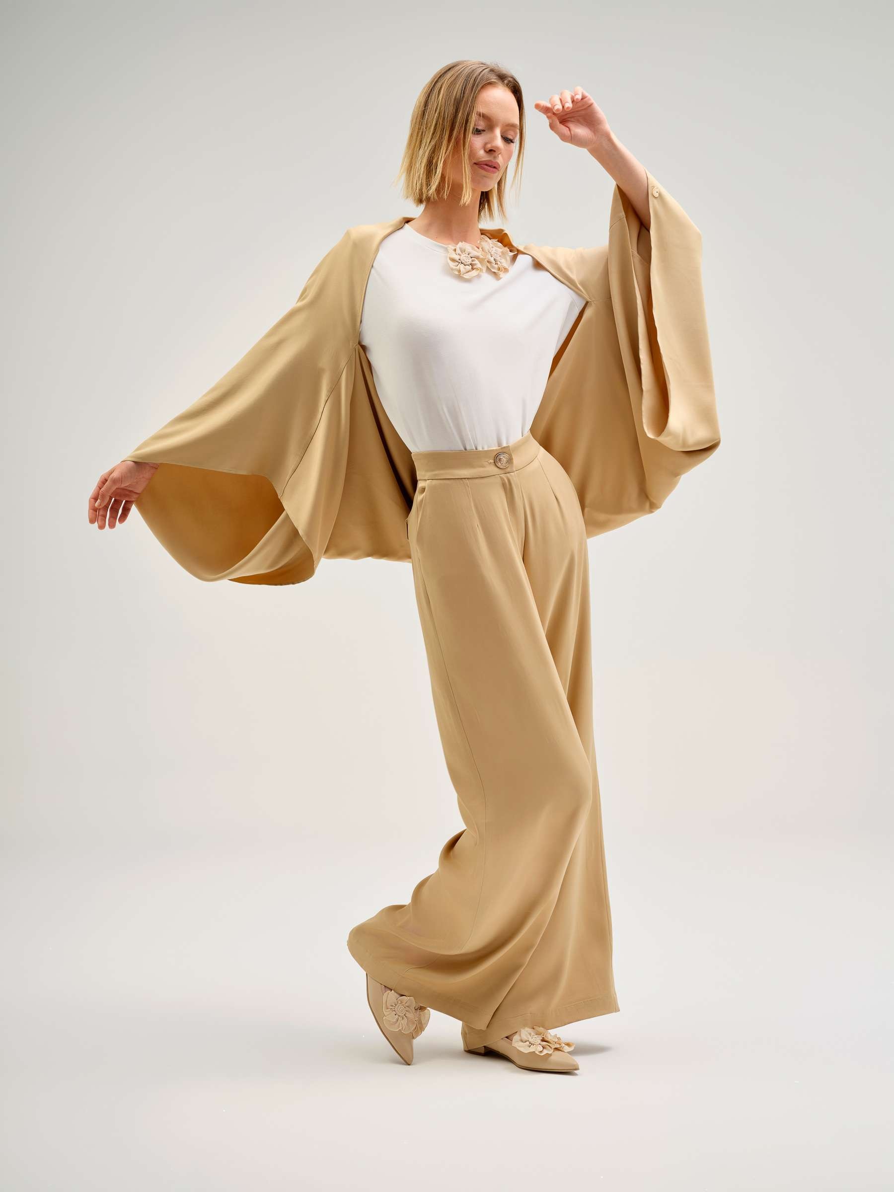 Calça Larga de Cetim Bege-4