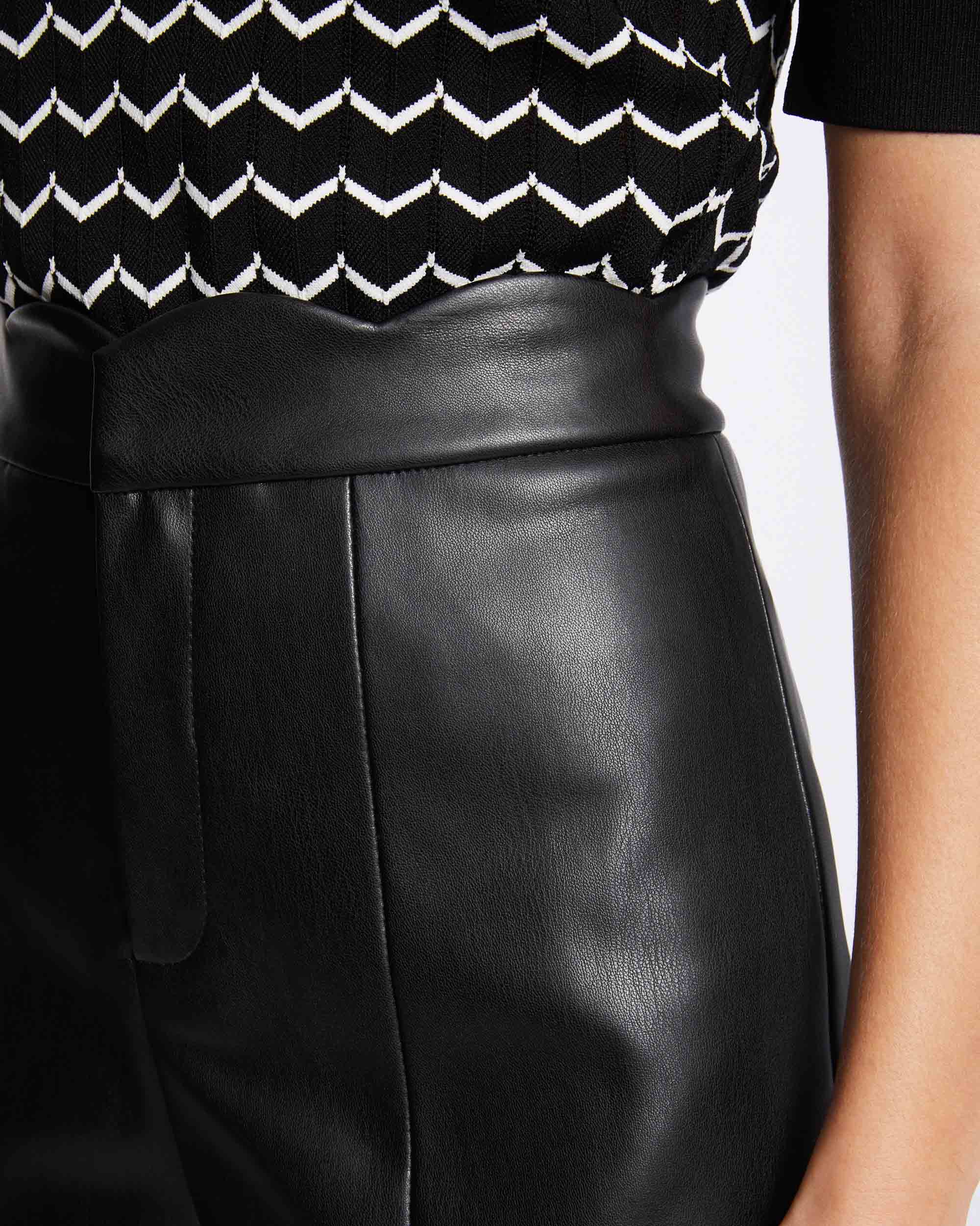 Shorts com Corte a Direito Efeito Couro Preto-5