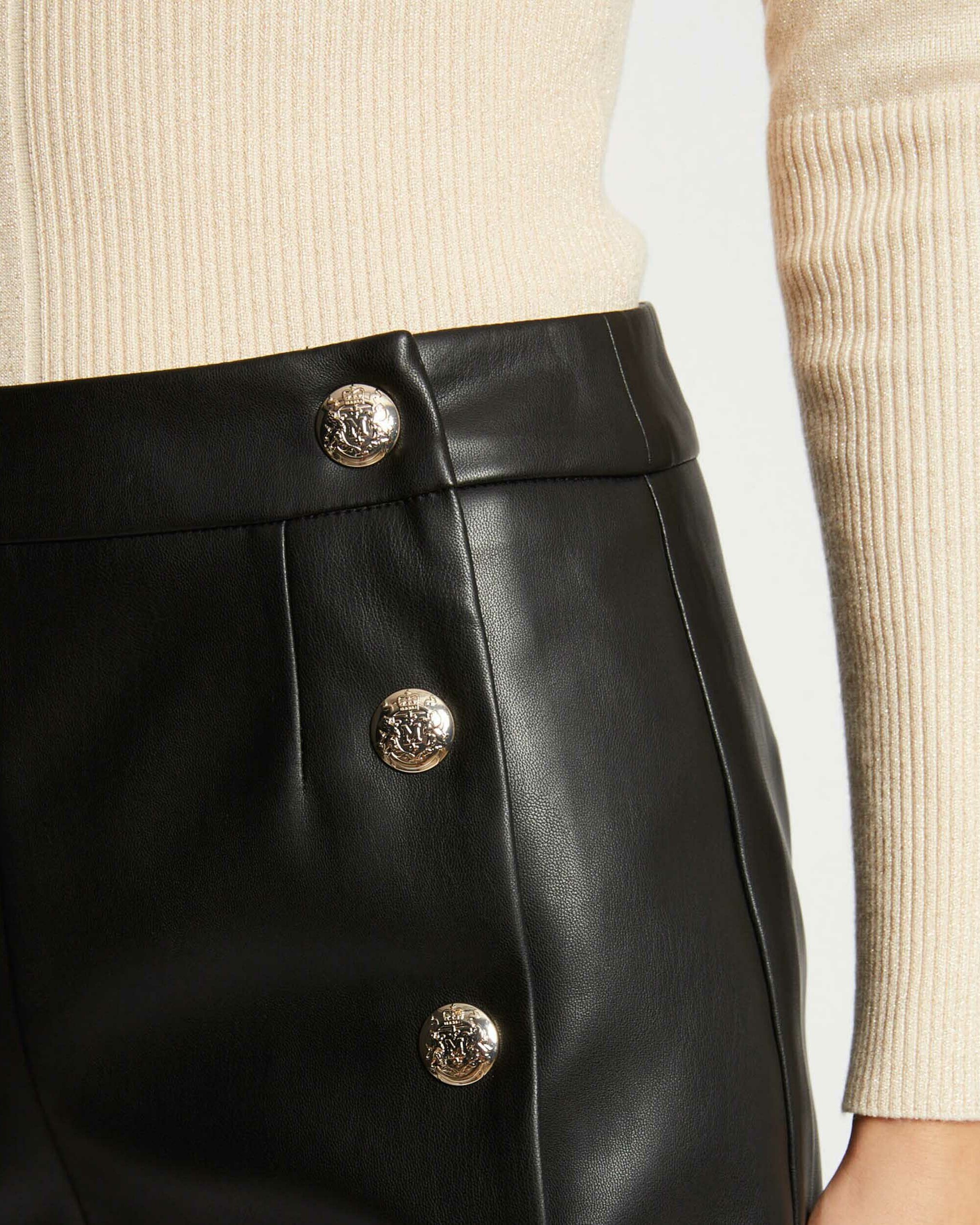 Shorts Folgados Efeito Couro Preto-4