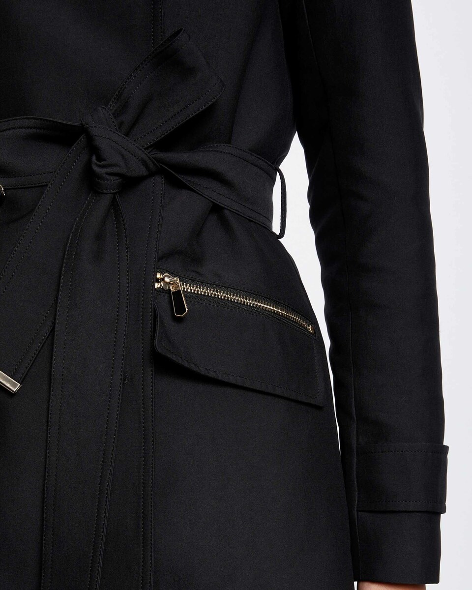 Gabardina Ajustada com Cinto e Capuz Preto-5