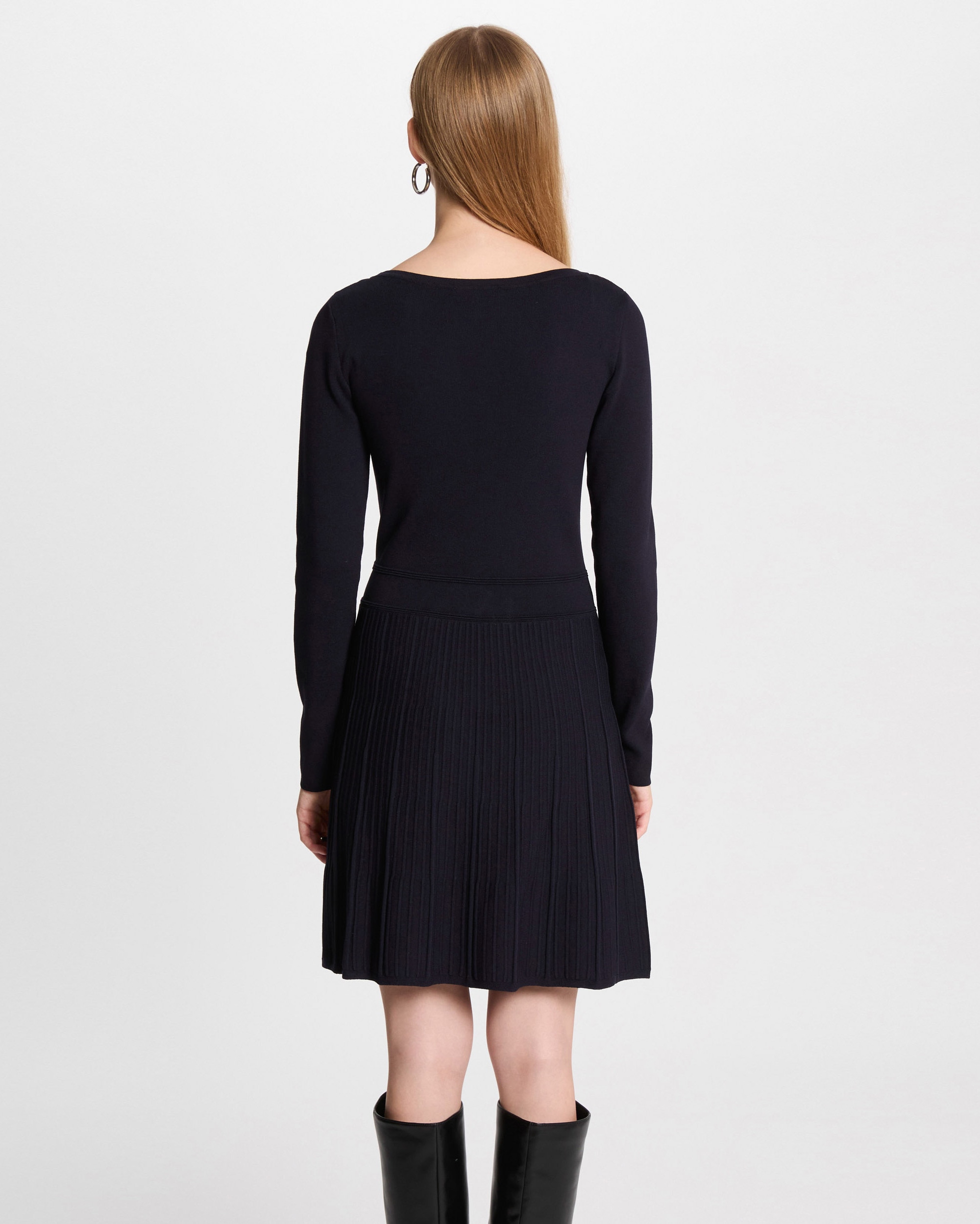 Vestido de Malha Curto Evasé Preto-2
