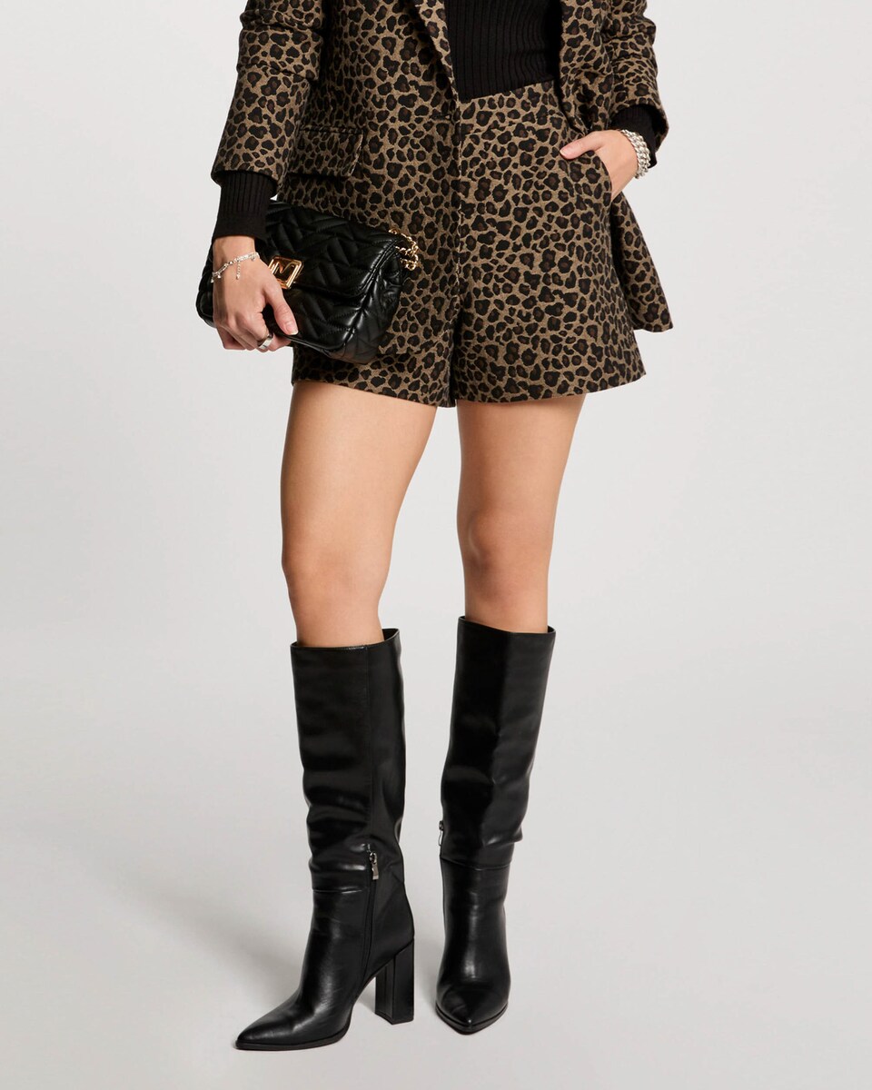 Shorts com Corte a Direito e Estampado de Leopardo Castanho-2