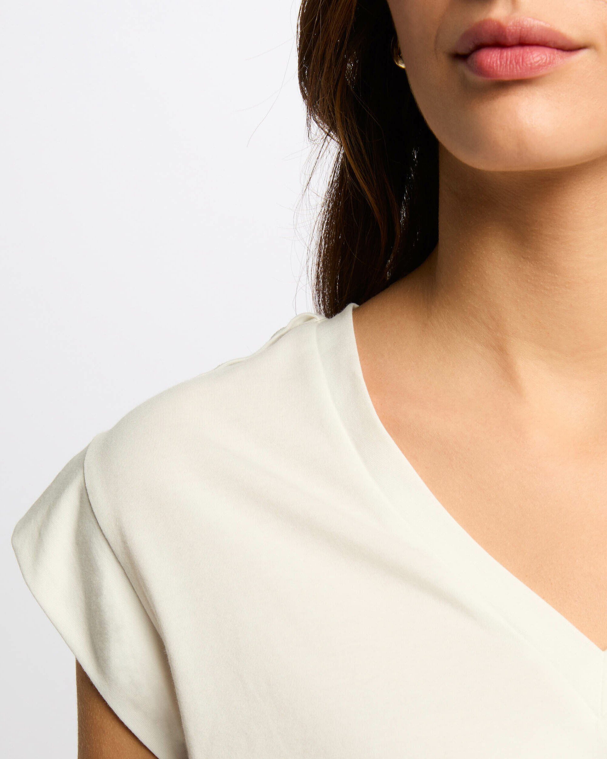 T-shirt com Decote em V e Botões Decorativos Branco-5