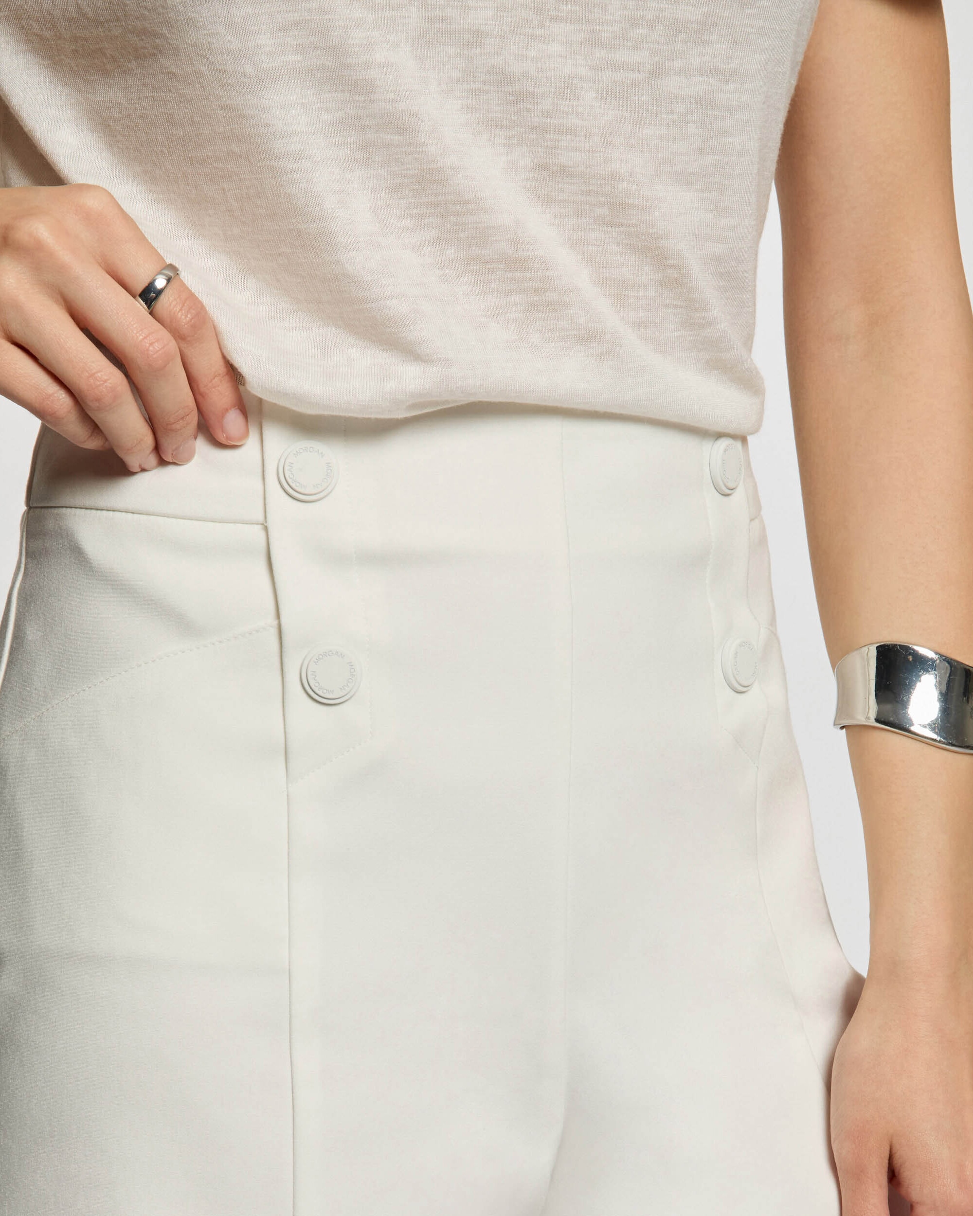 Shorts com Corte a Direito e Pinças Branco-5