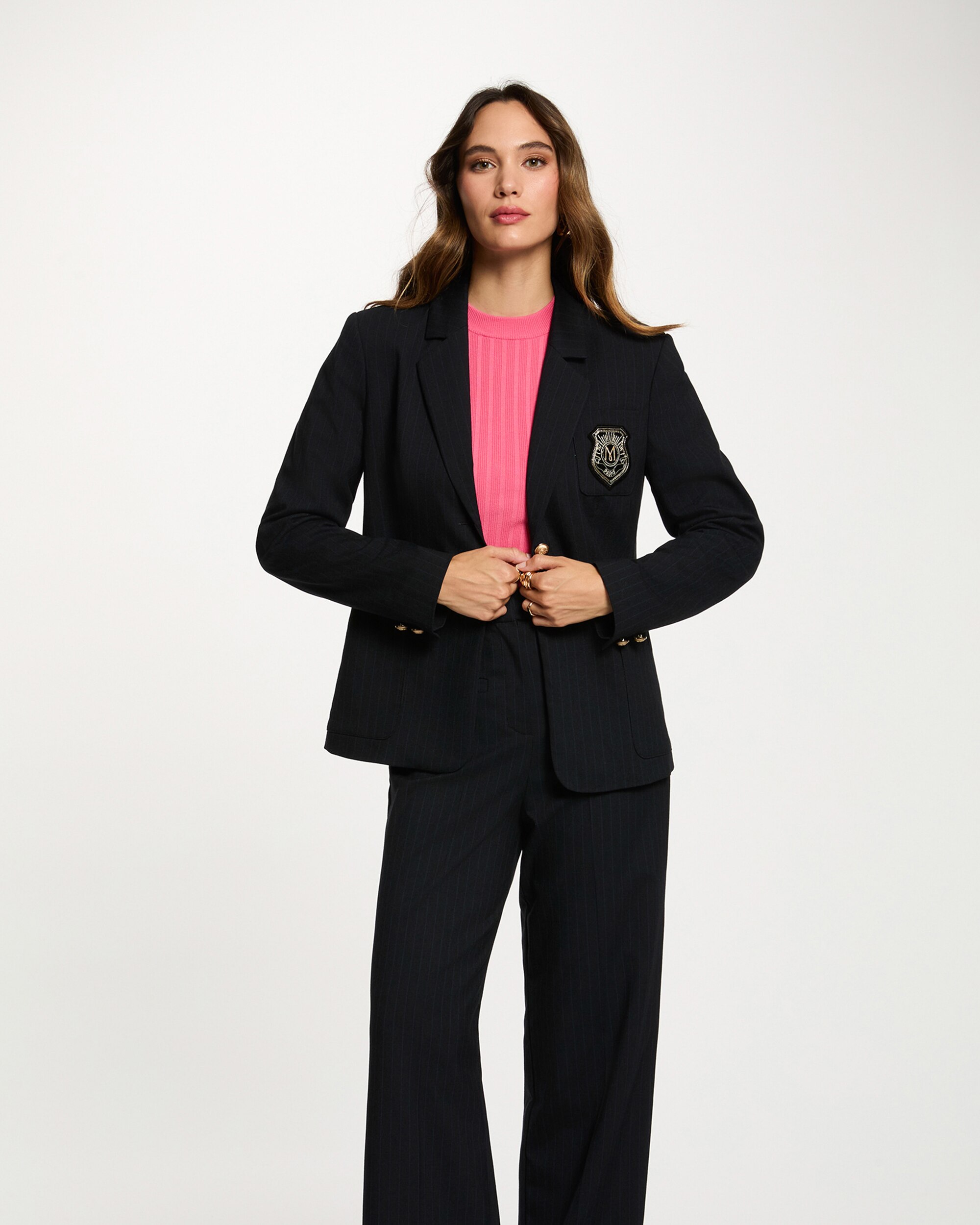 Blazer com Corte a Direito e Patch Decorativo Preto-1