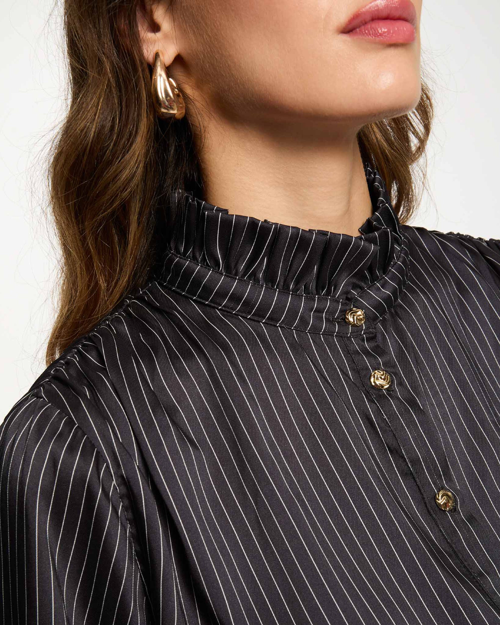 Camisa Acetinada Às Riscas Preto-5