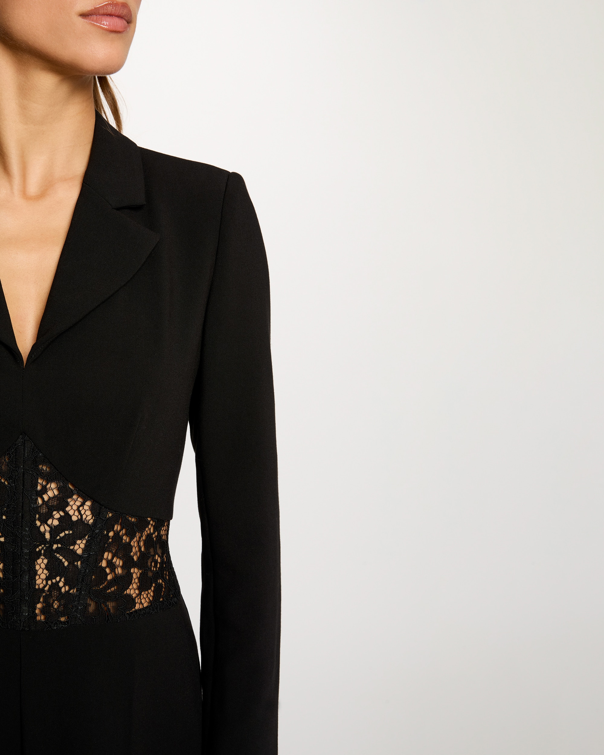 Macacão de Renda com Gola Sastre Preto-5