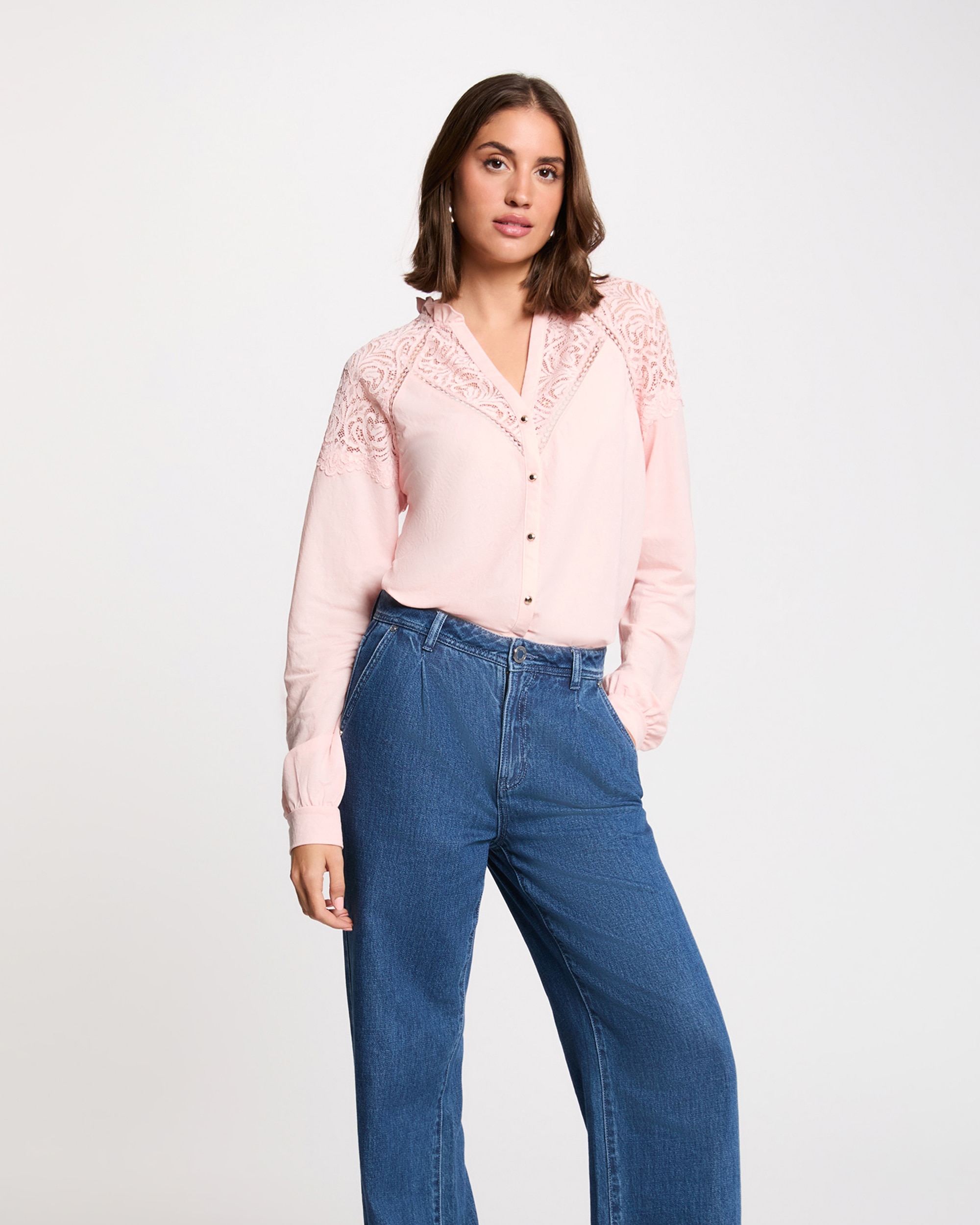 Imagem 0 de Blusa de Renda com Decote em V