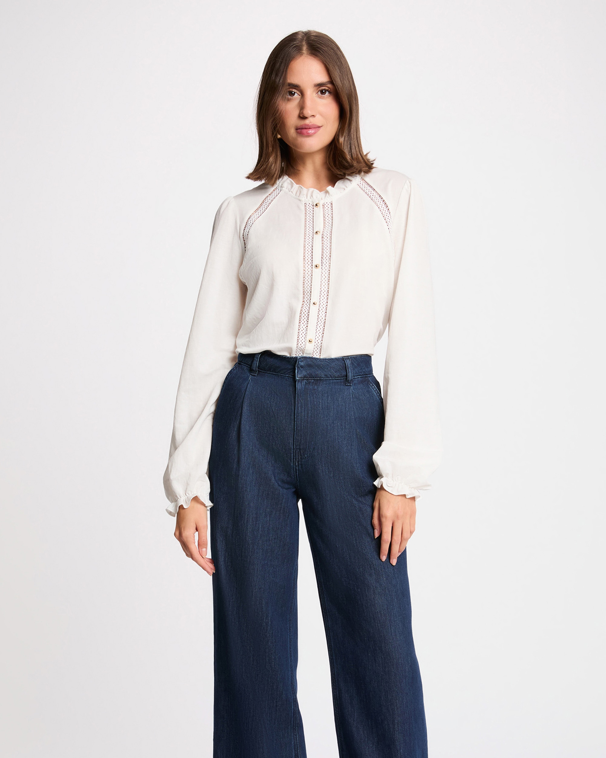 Blusa em Renda com Gola Alta Branco-1