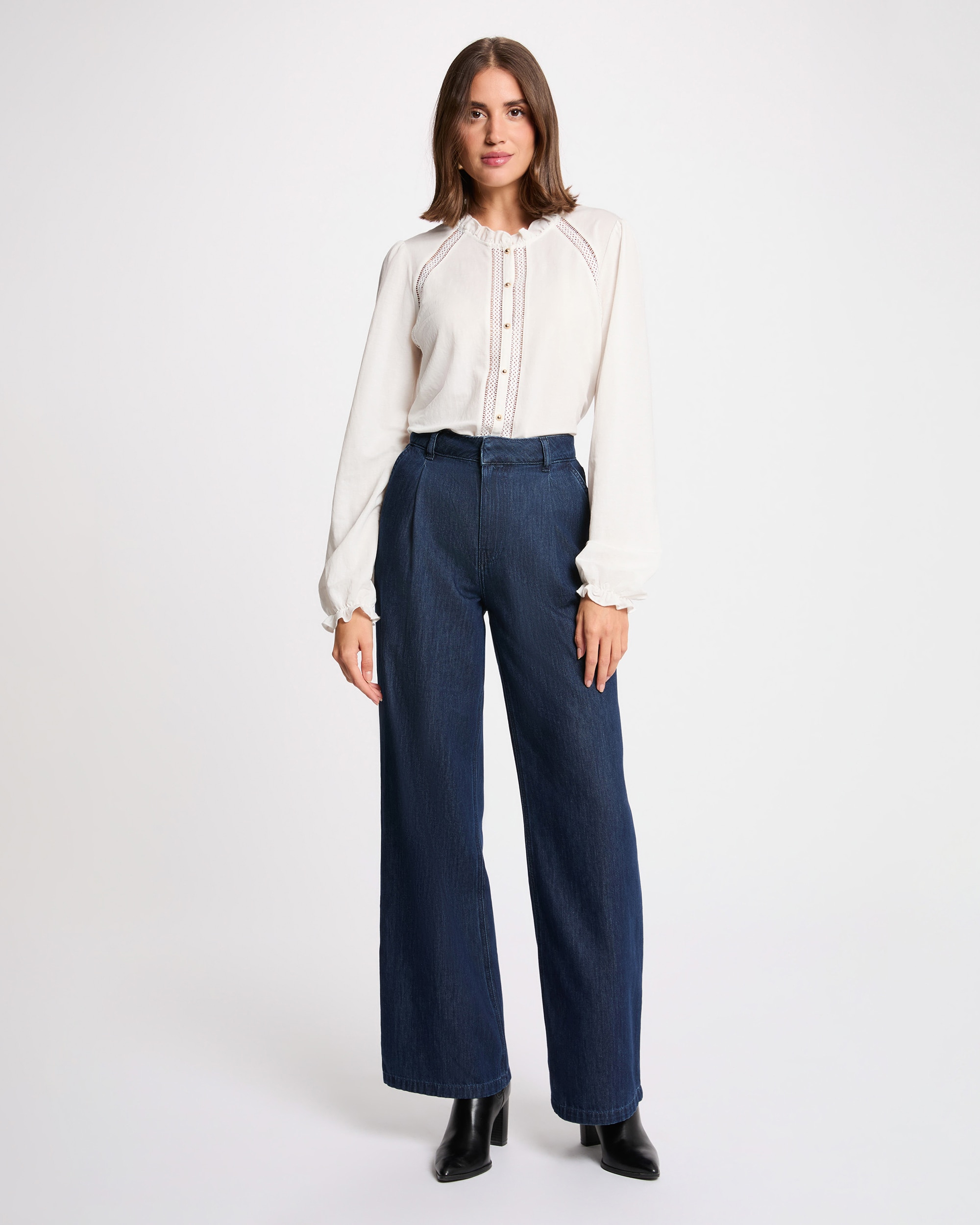 Blusa em Renda com Gola Alta Branco-4