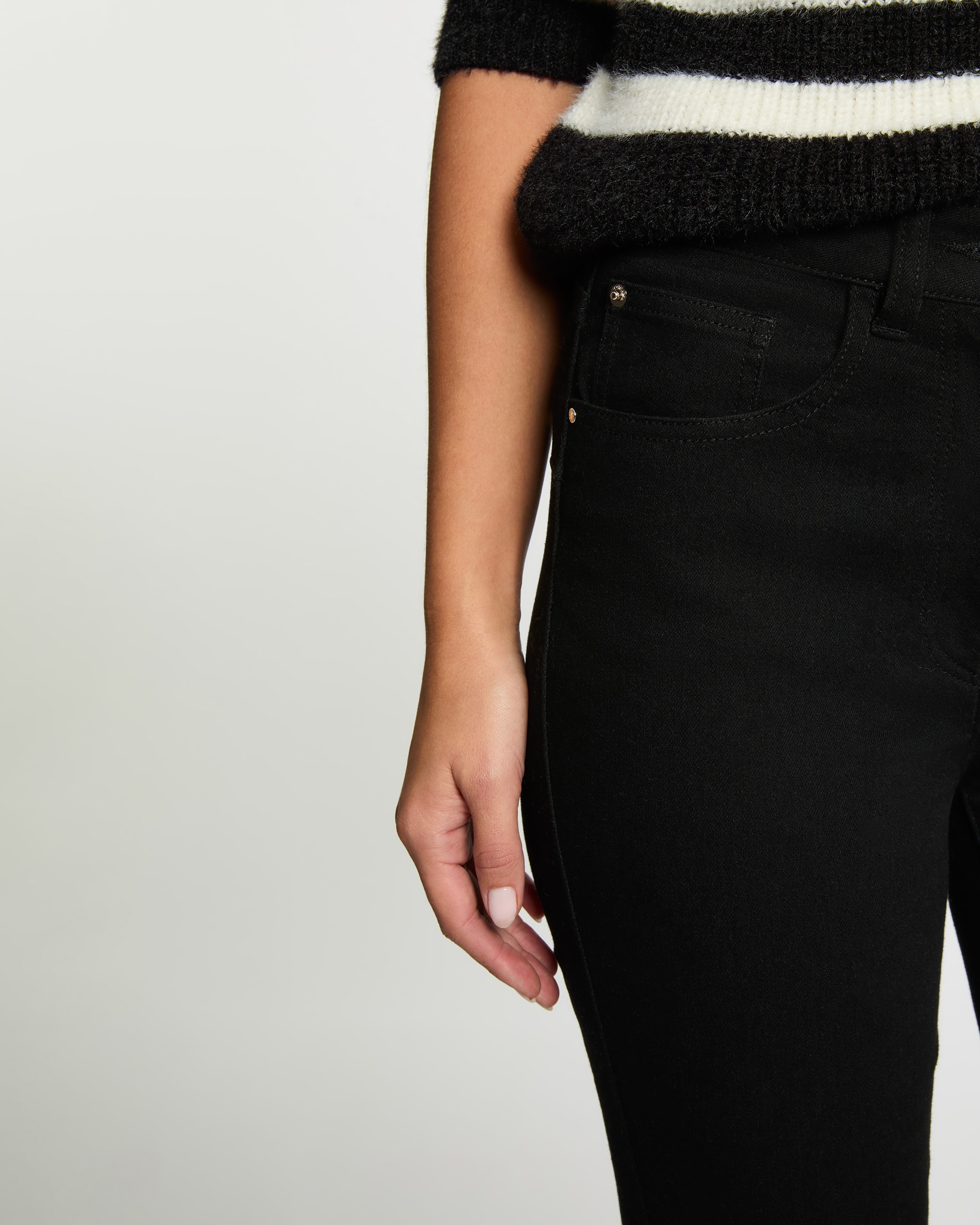Jeans Skinny de Cintura Subida Preto-5
