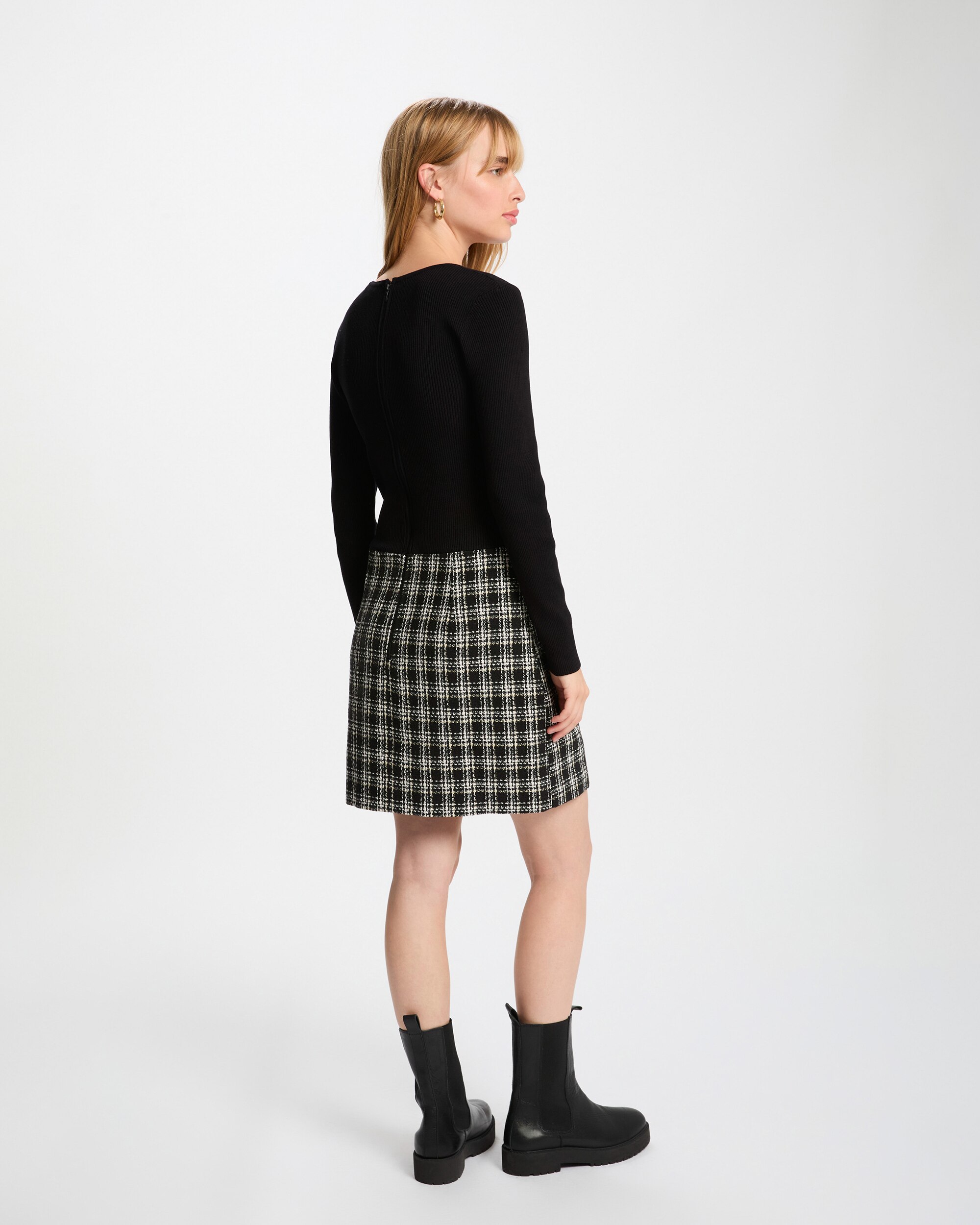Vestido Curto Ajustado com Bolsos Preto-3