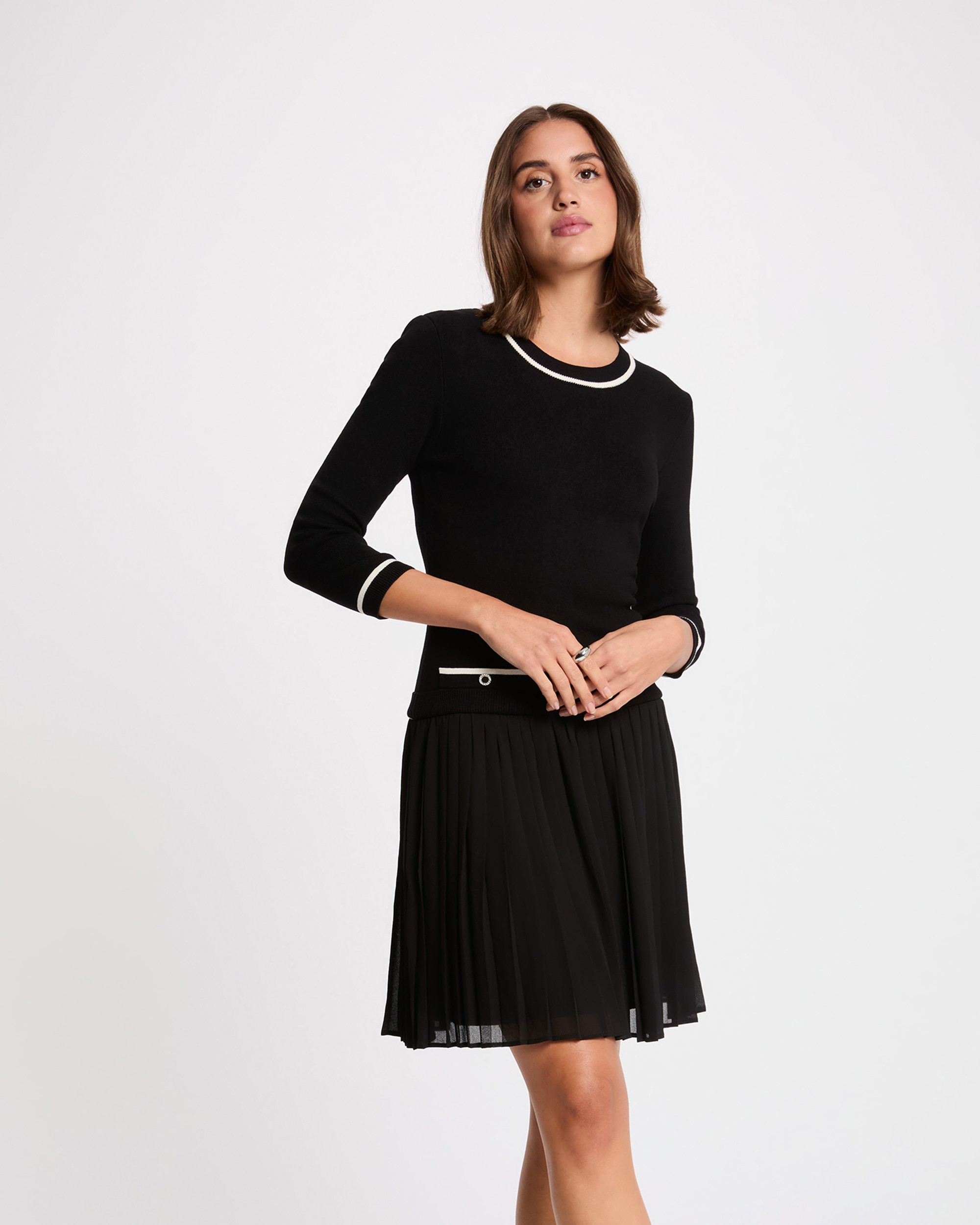 Imagem 0 de Vestido Curto Plissado com Rebordos em Contraste