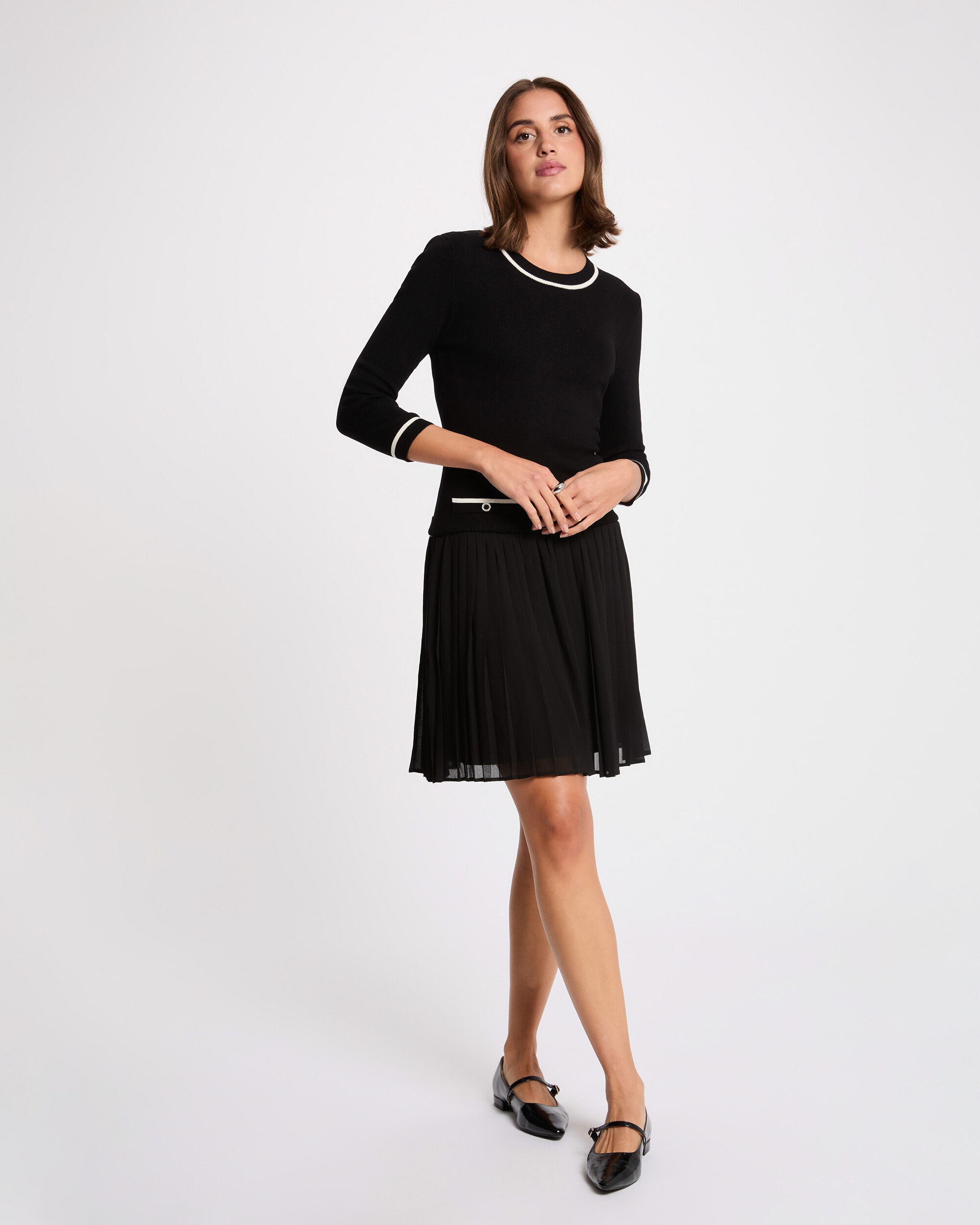 Vestido Curto Plissado com Rebordos em Contraste Preto-4
