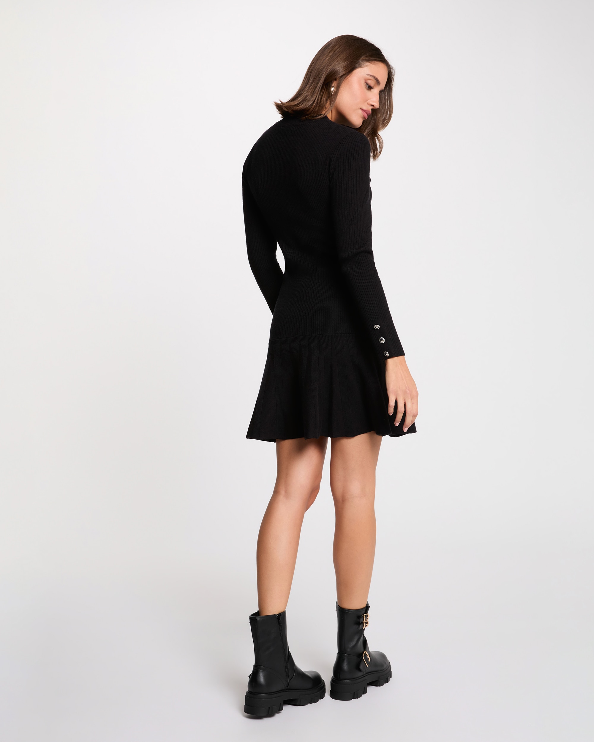 Vestido Curto Estilo Ajustado com Gola Redonda Preto-3
