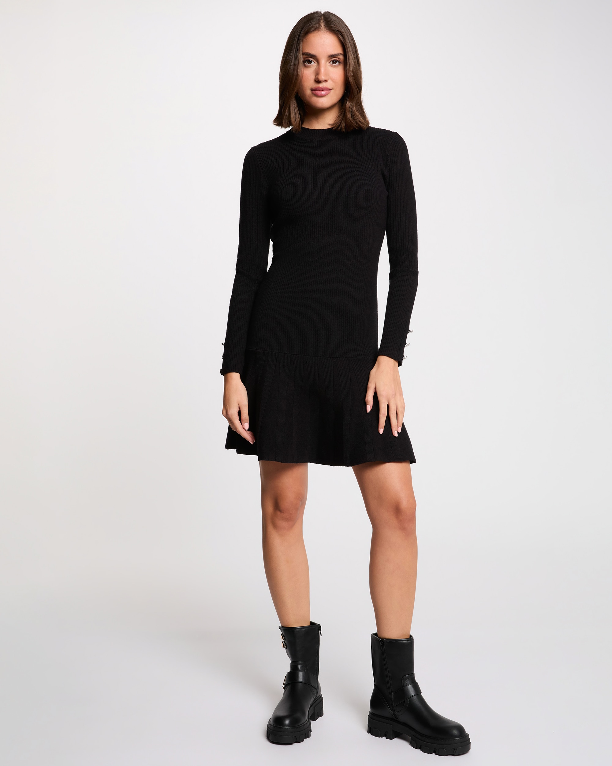 Vestido Curto Estilo Ajustado com Gola Redonda Preto-4