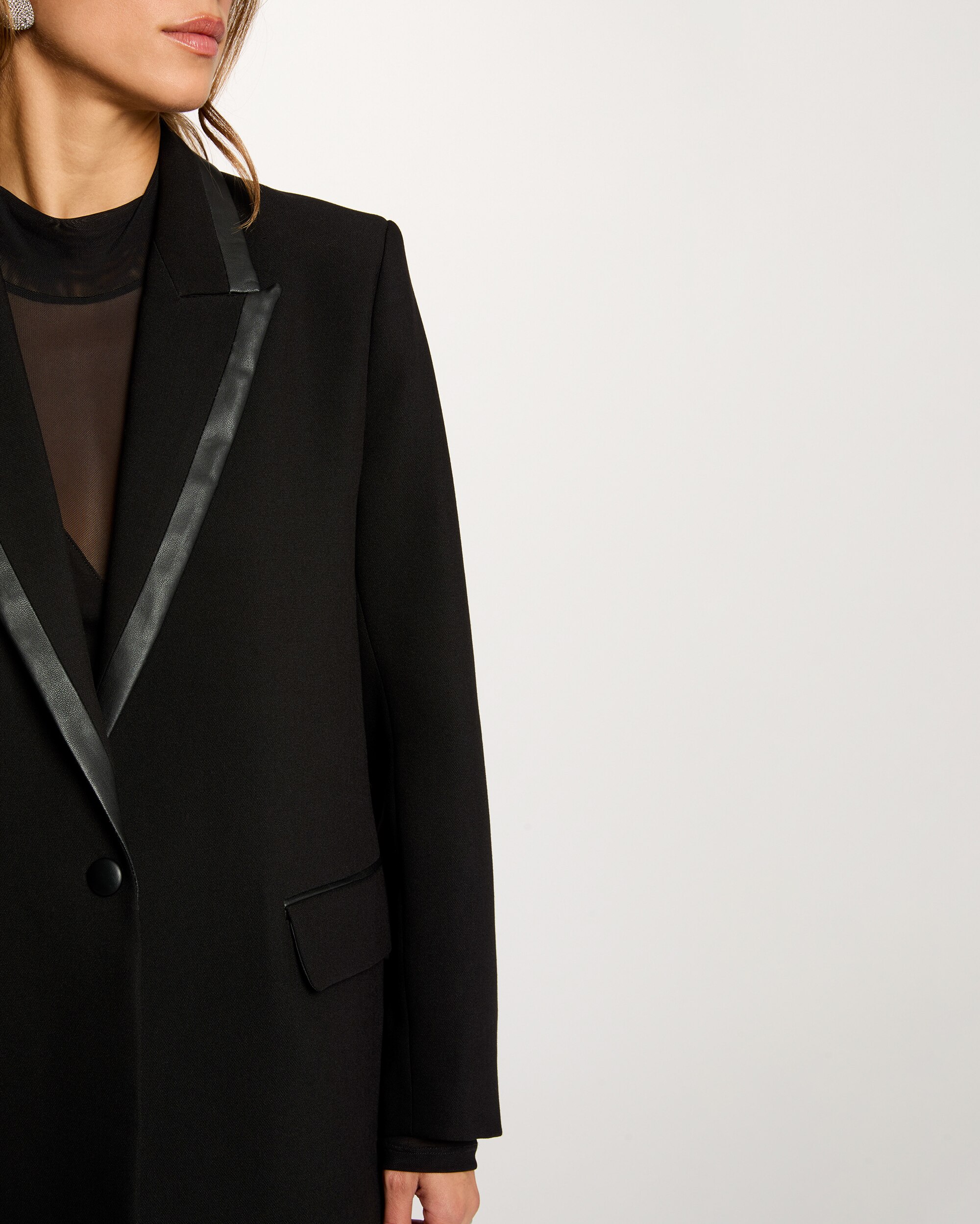 Blazer com Gola de Lapela Preto-5