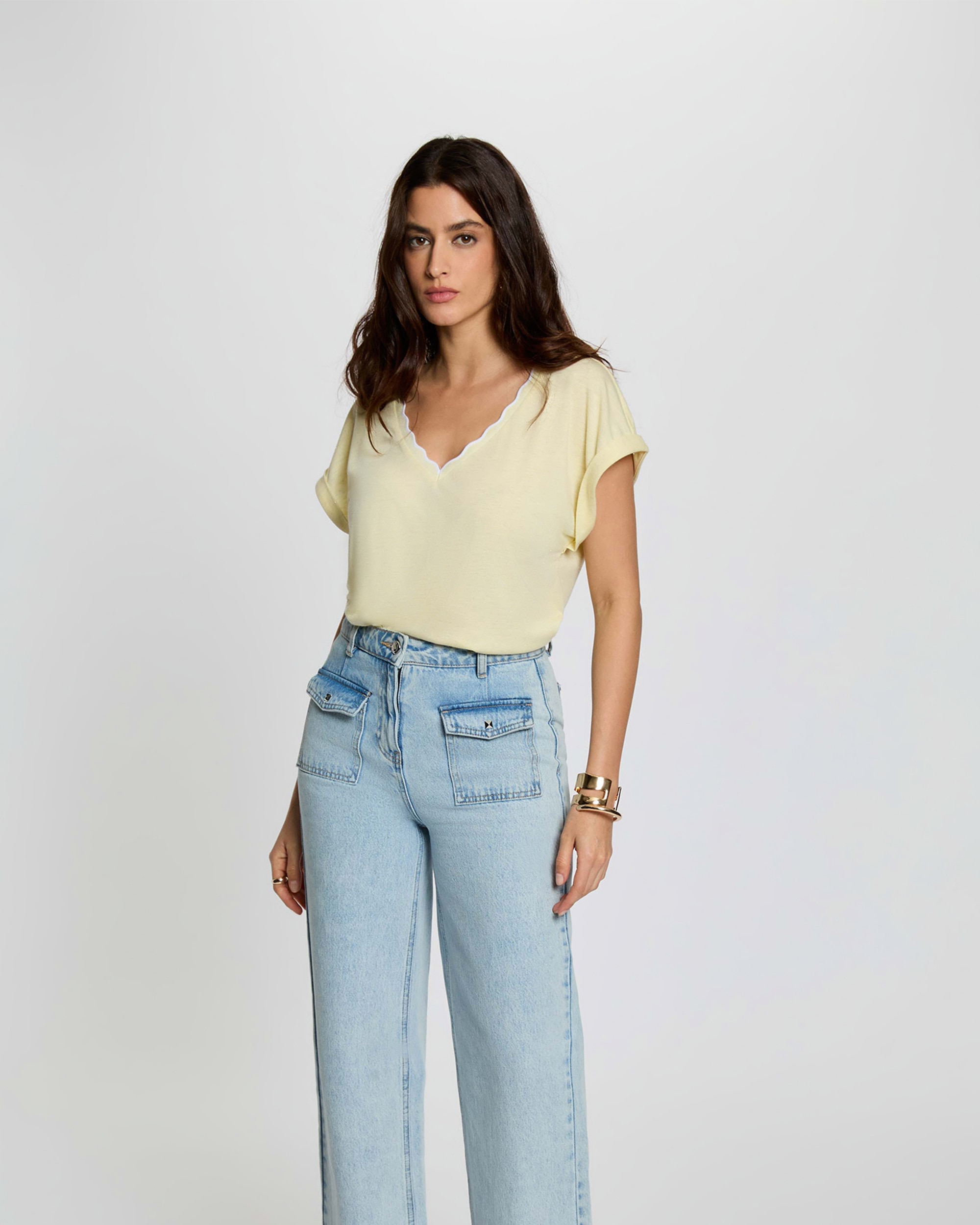 T-shirt com Decote em V de Manga Curta Amarelo-1