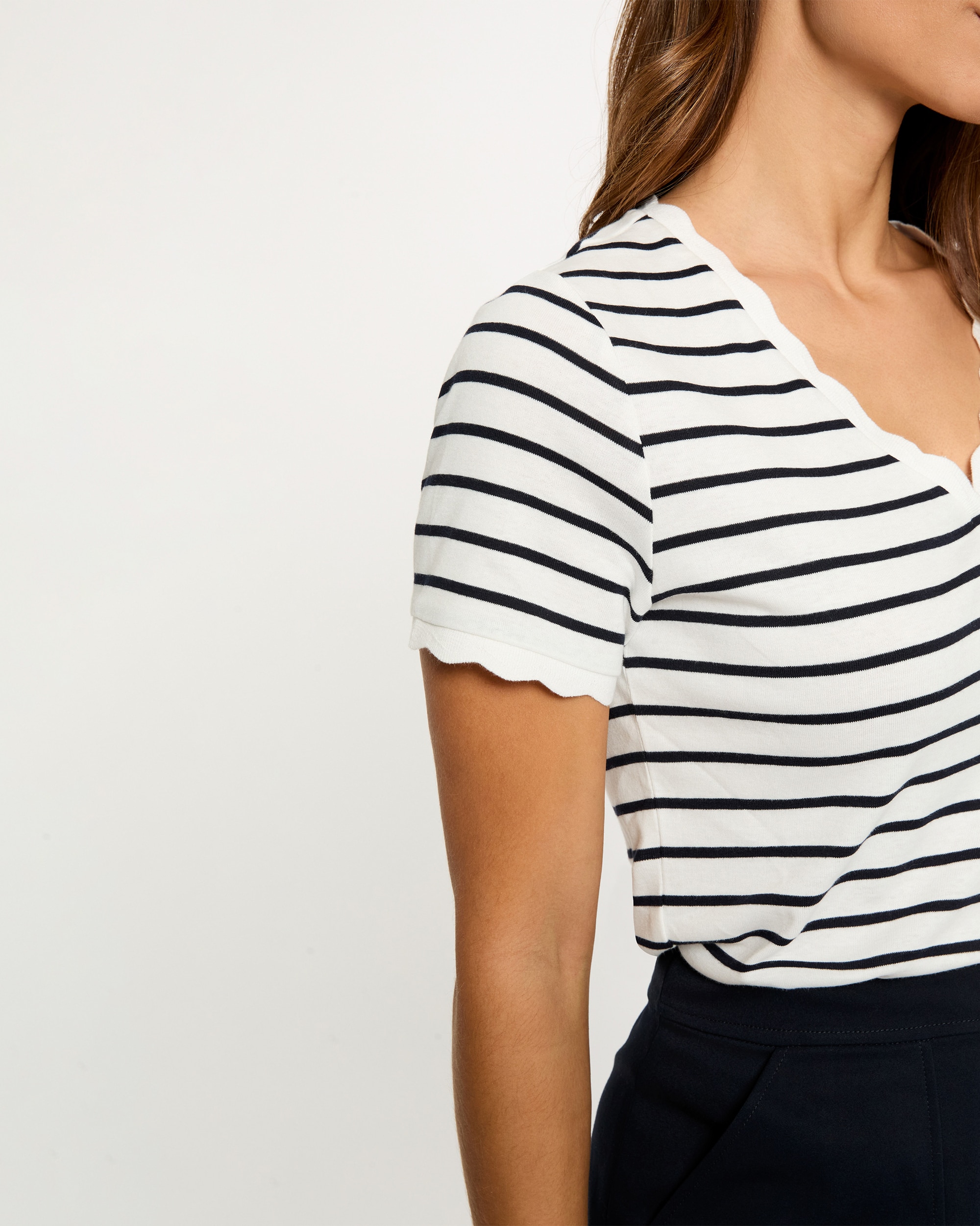T-shirt Às Riscas com Decote em V Branco-5