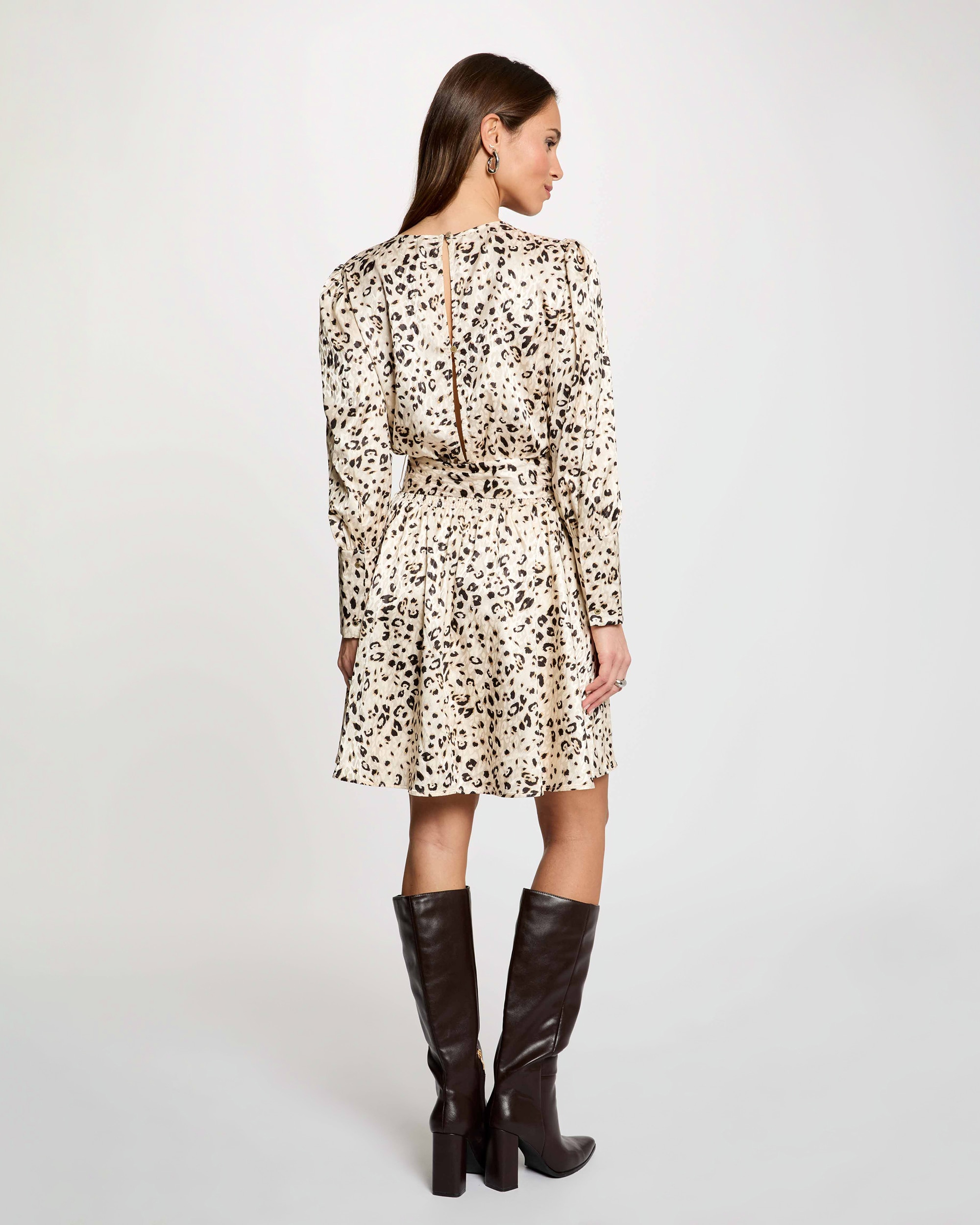 Vestido Curto Acetinado com Animal Print Bege-3