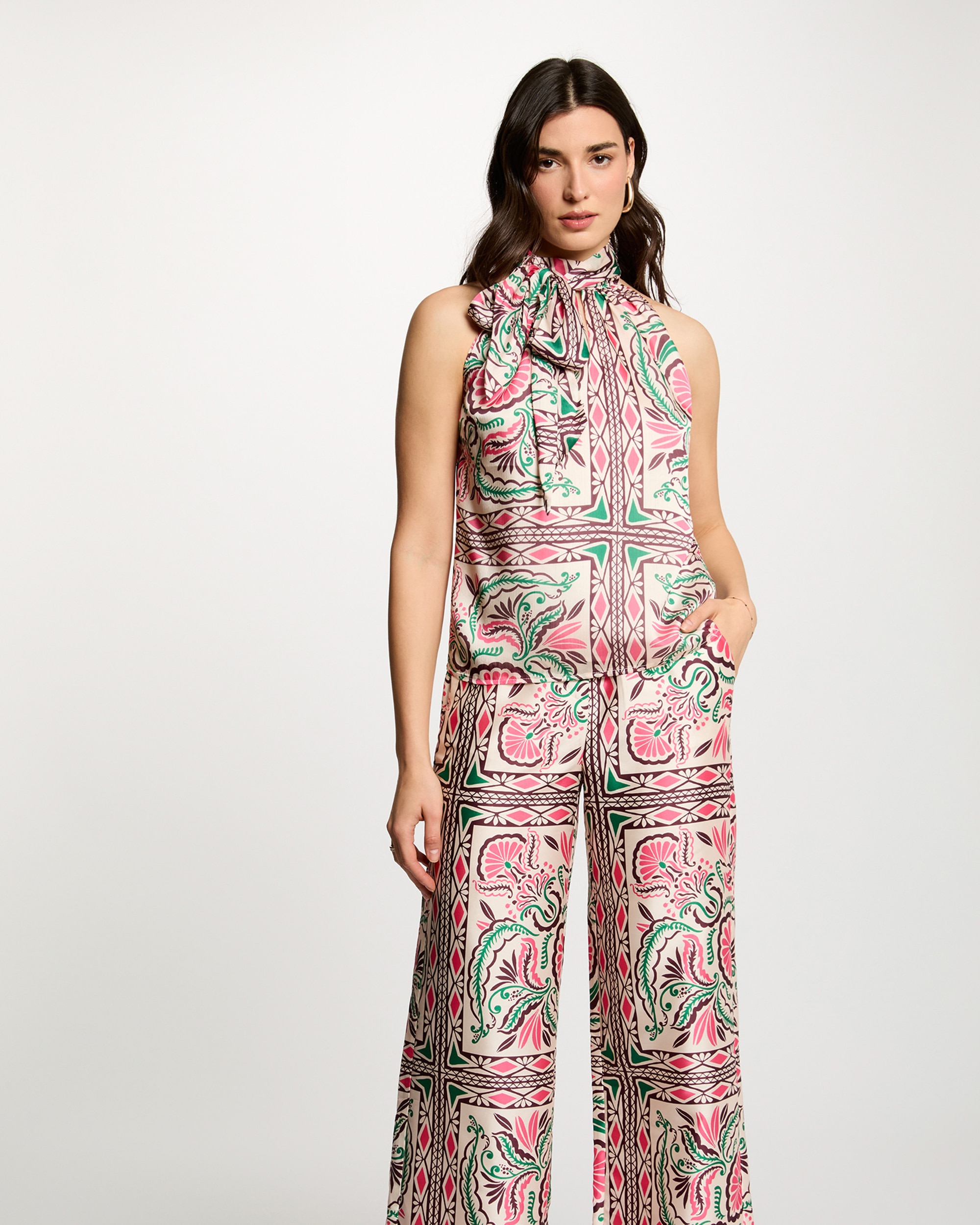 Imagem 0 de Blusa Acetinada com Gola Alta