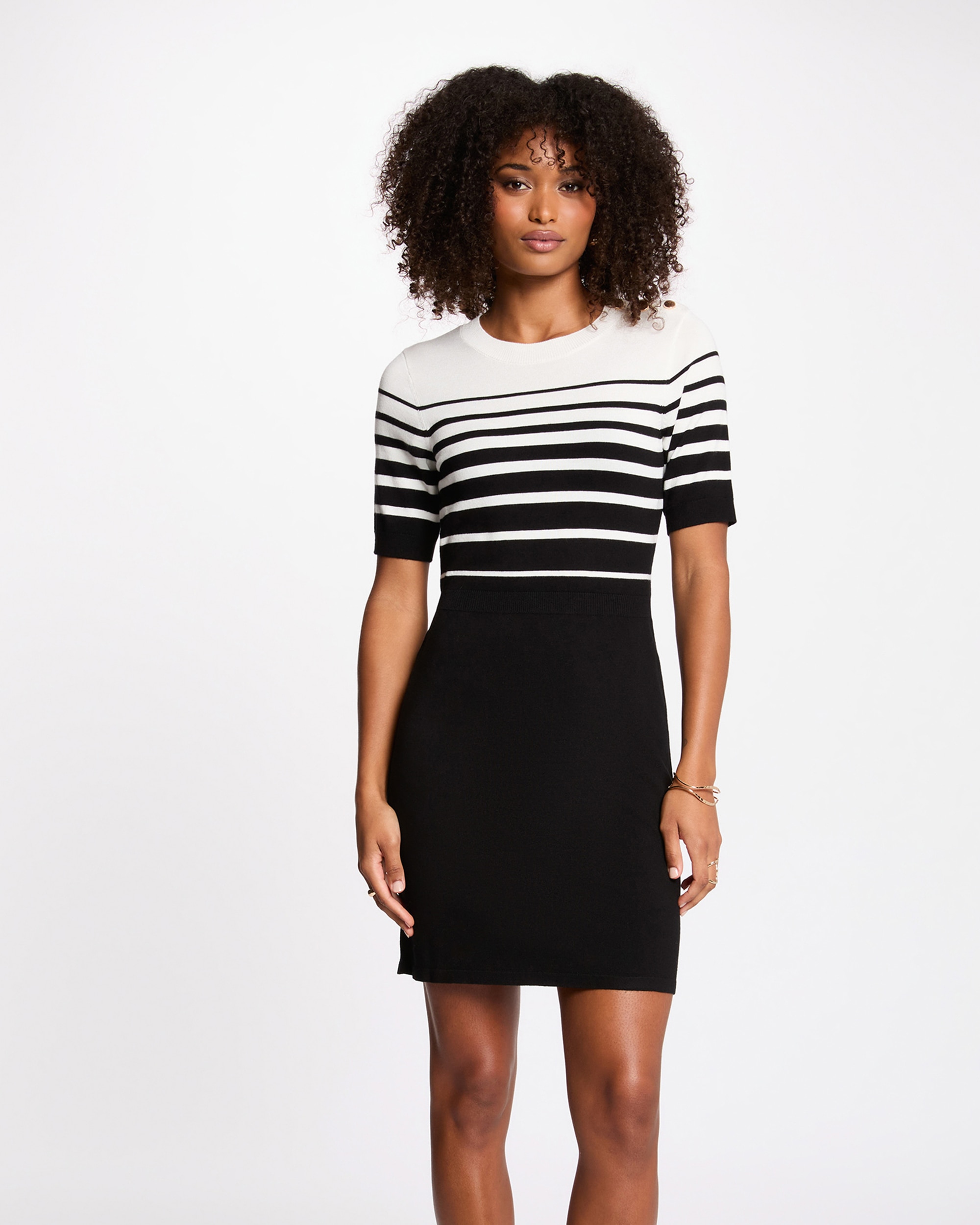 Imagem 0 de Vestido Curto Ajustado com Manga Curta e Estampado Às Riscas