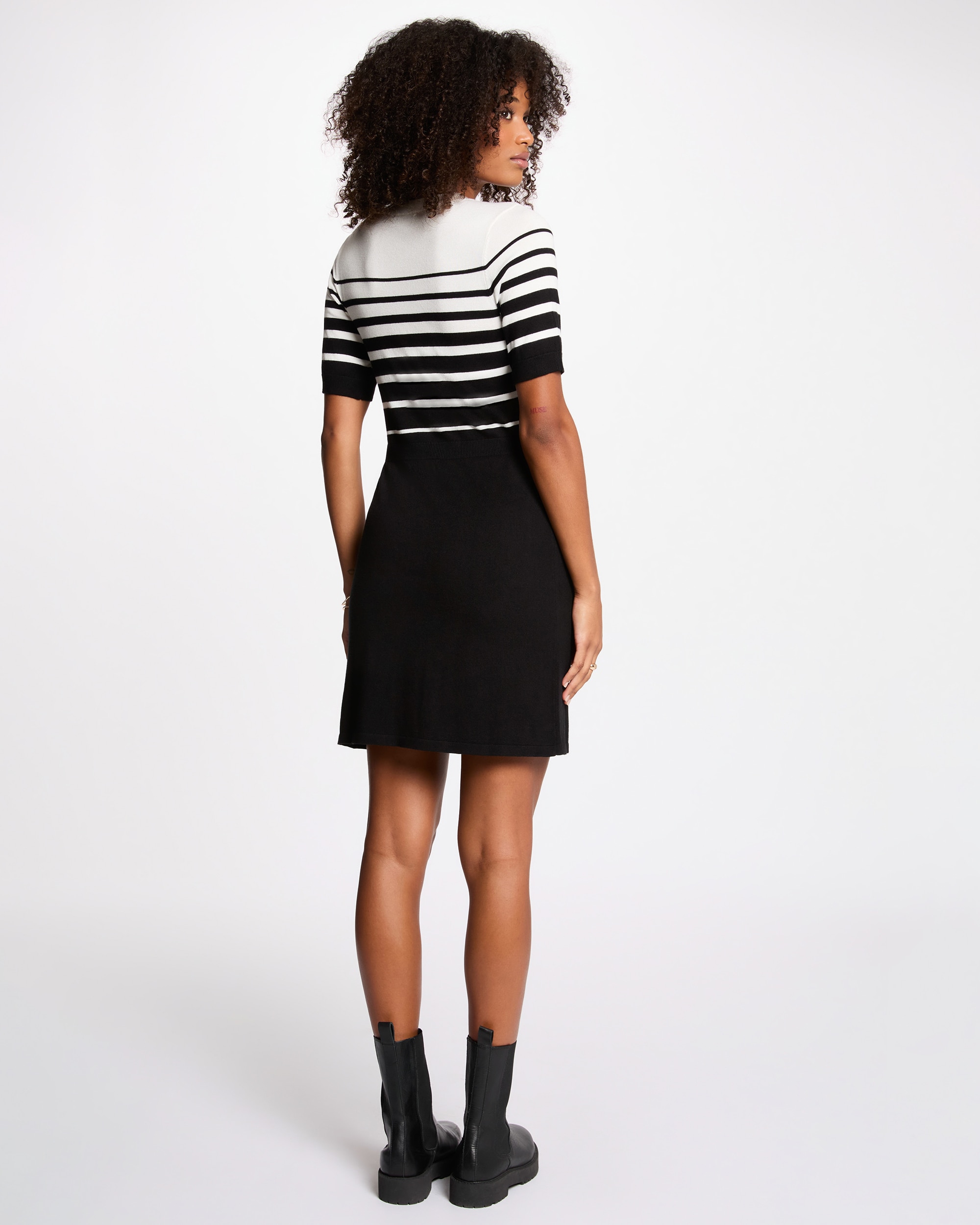 Vestido Curto Ajustado com Manga Curta e Estampado Às Riscas Preto-3
