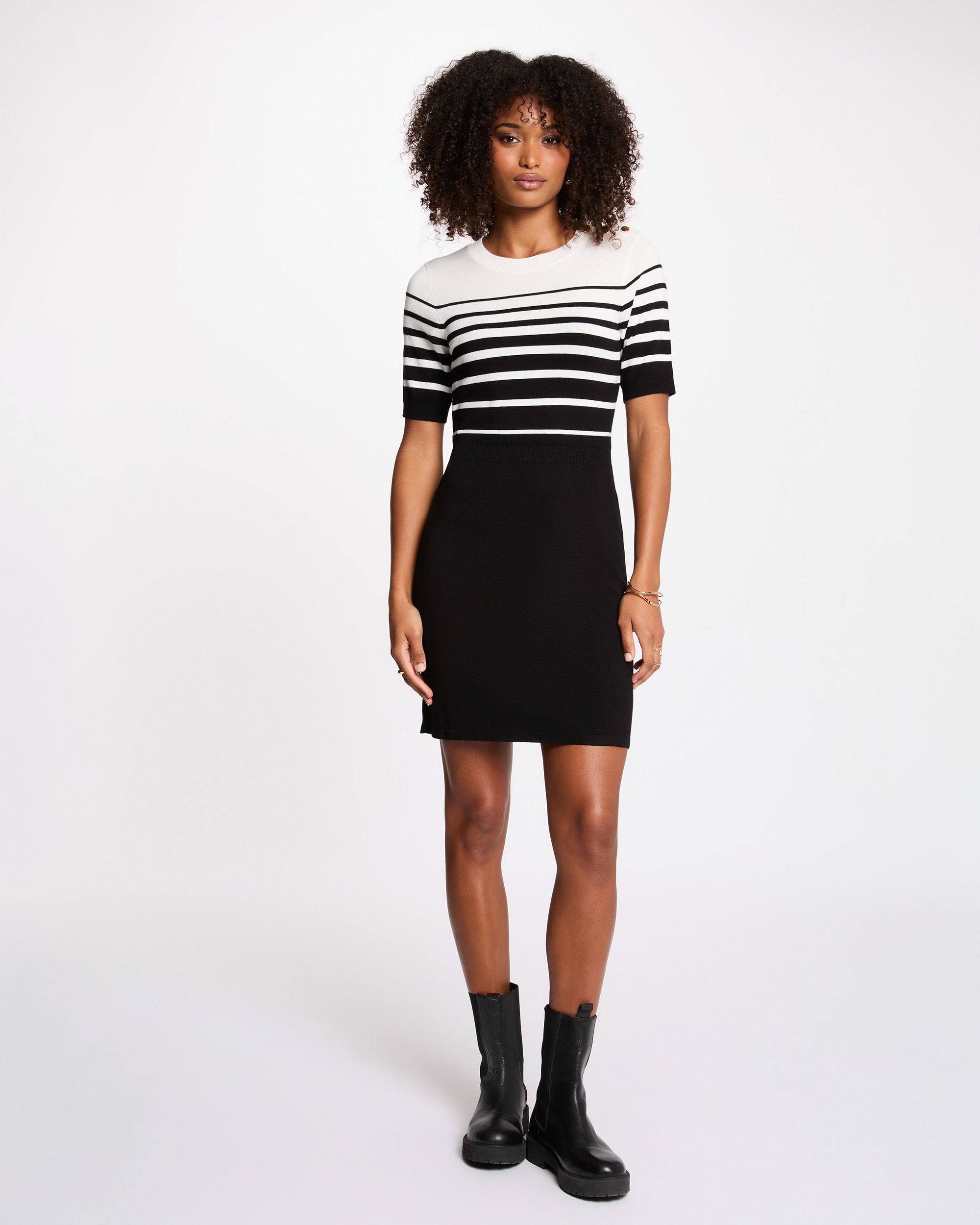 Vestido Curto Ajustado com Manga Curta e Estampado Às Riscas Preto-4