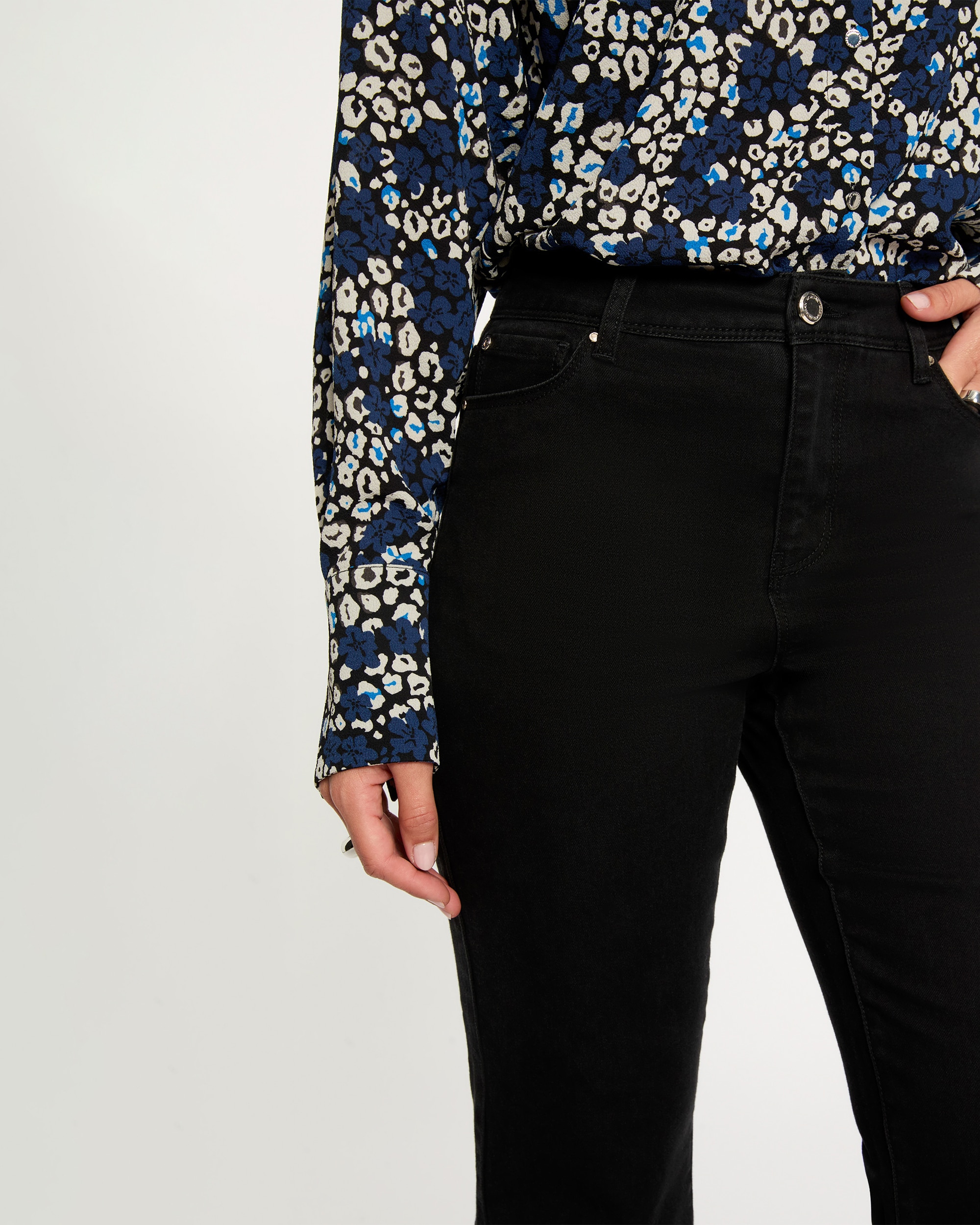 Jeans Flare em Corte 7/8 Preto-5