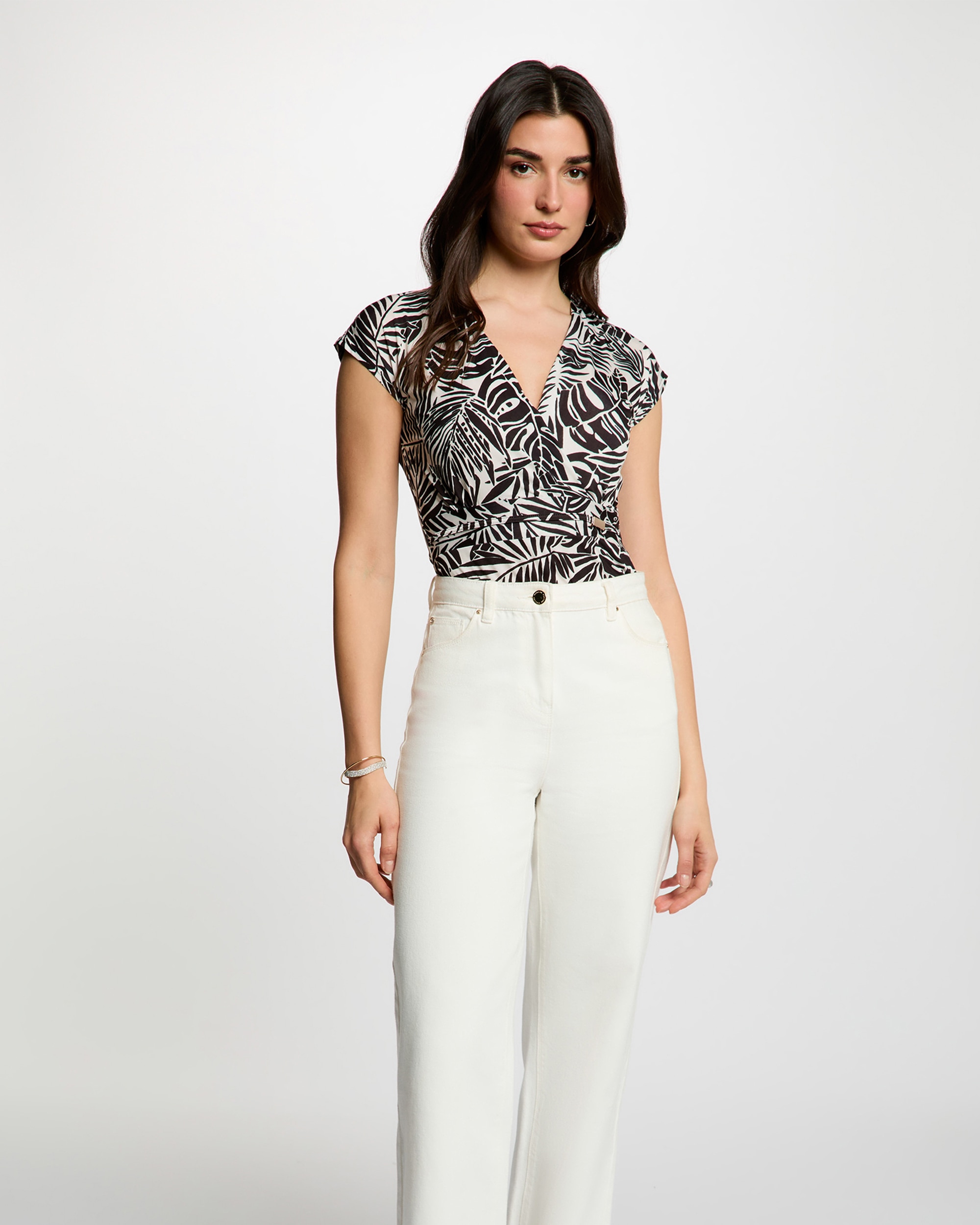 Imagem 0 de T-shirt Ajustada com Decote em V