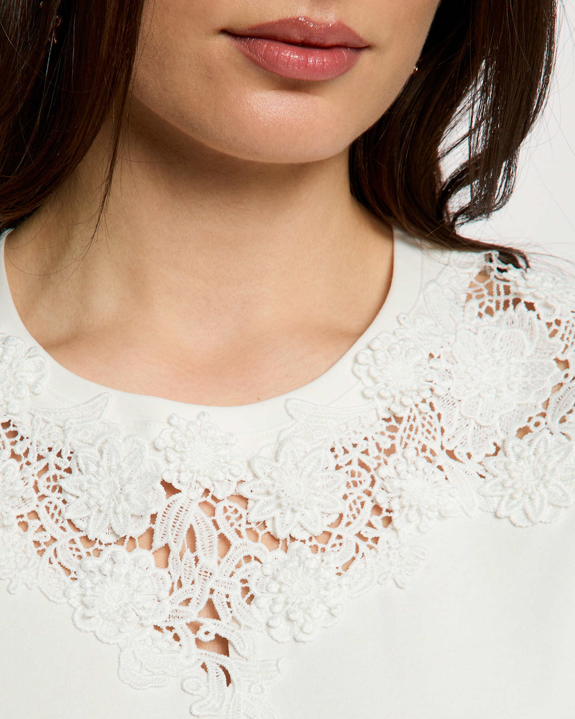T-shirt de Renda com Decote Redondo Branco-5