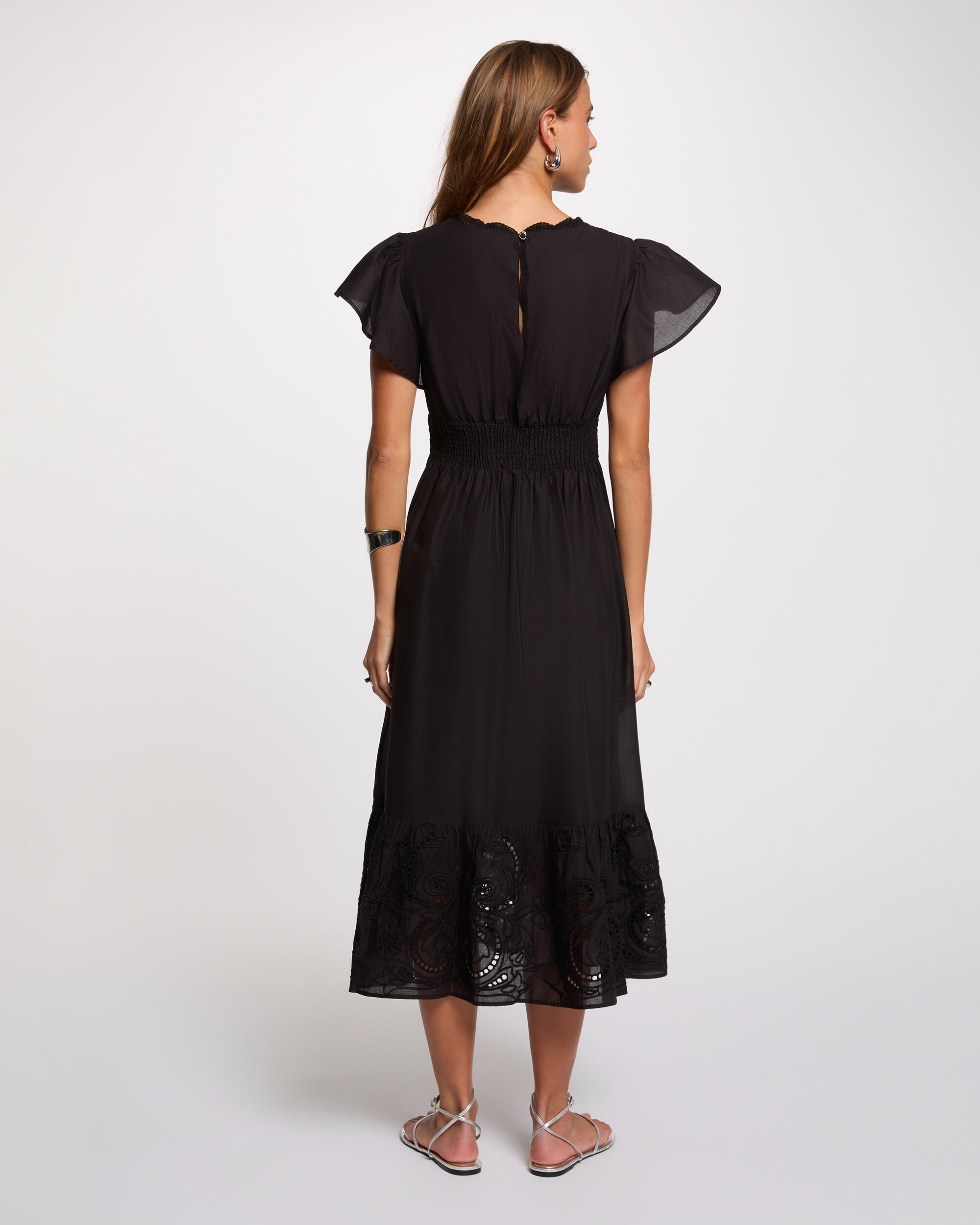 Vestido Comprido com Detalhes Bordados Preto-3