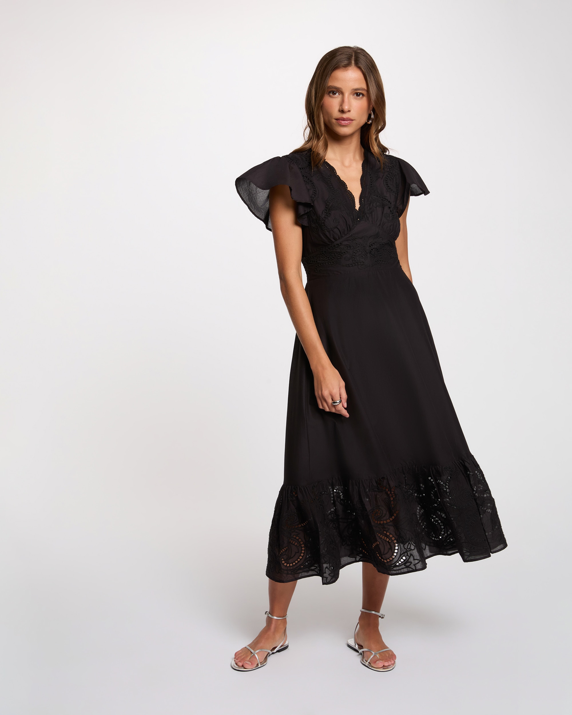 Vestido Comprido com Detalhes Bordados Preto-4