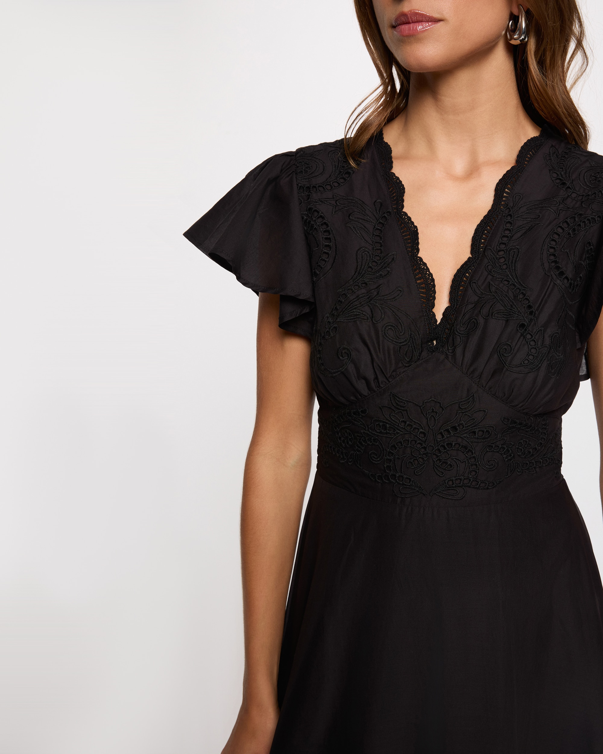 Vestido Comprido com Detalhes Bordados Preto-5