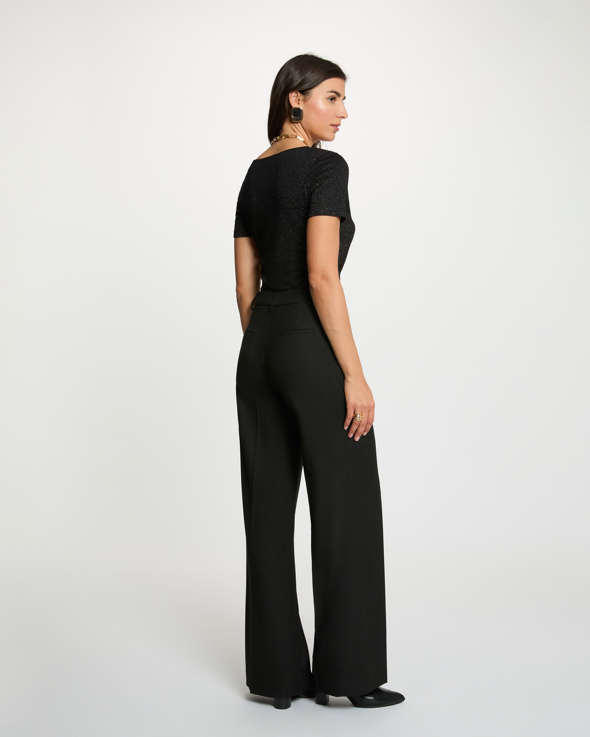 T-shirt Ajustada com Decote em V Preto-3