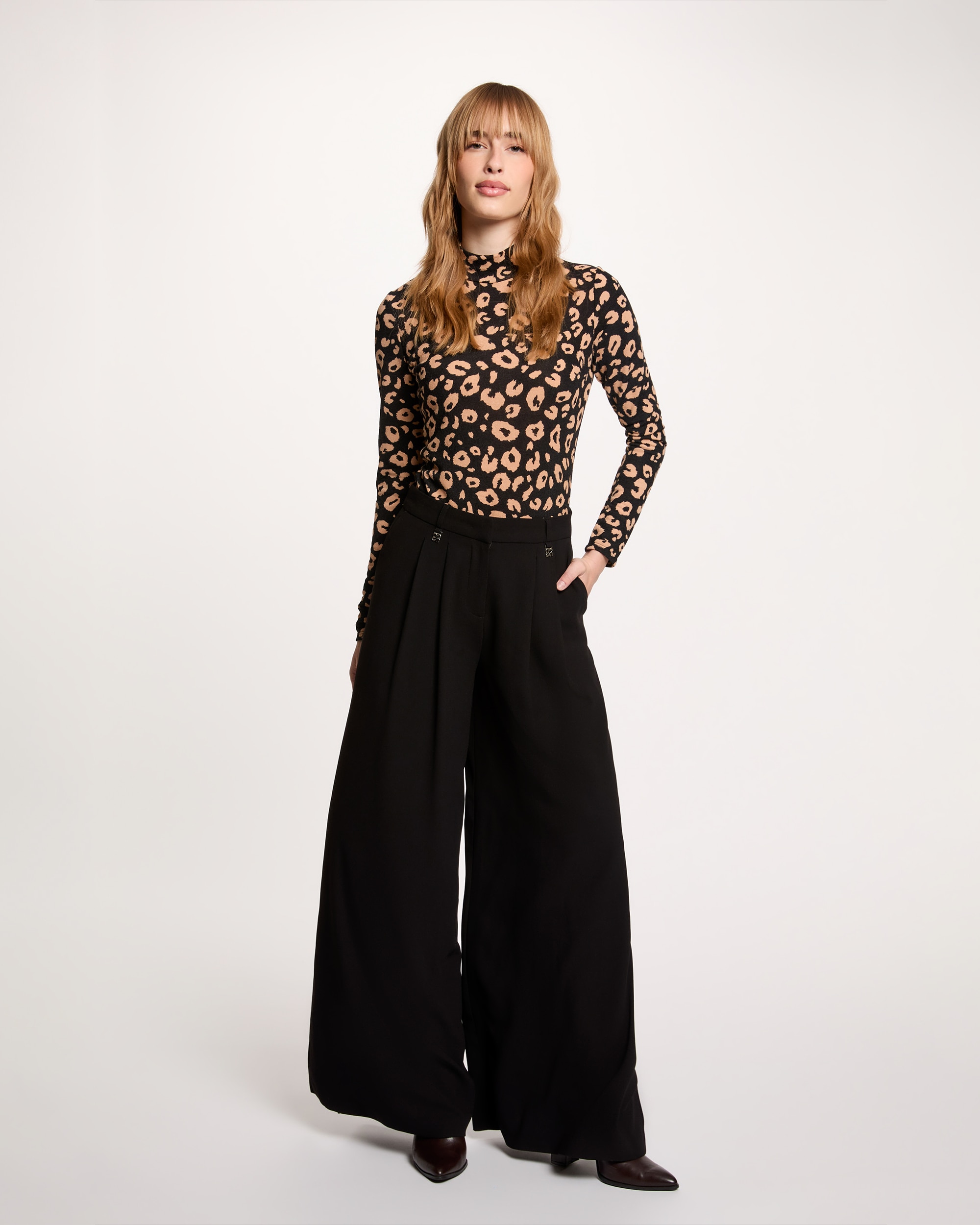 T-shirt Ajustada de Gola Alta Preto-4