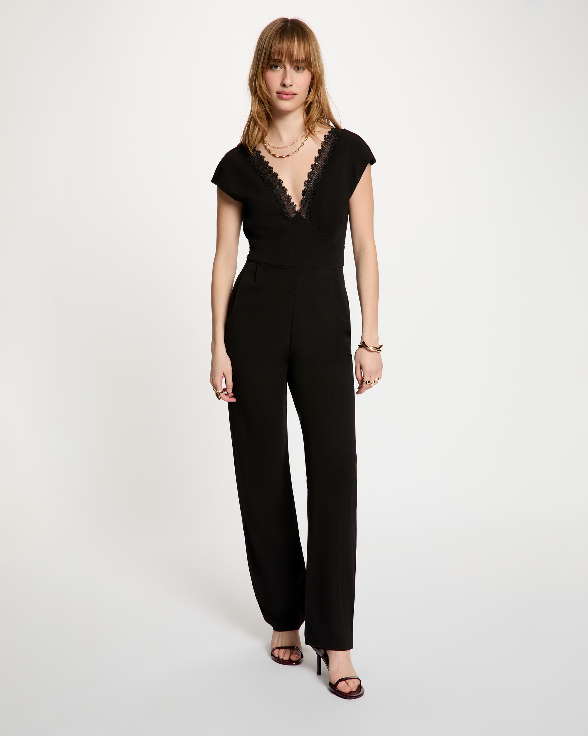 Imagem 0 de Macacão de Renda com Decote em V