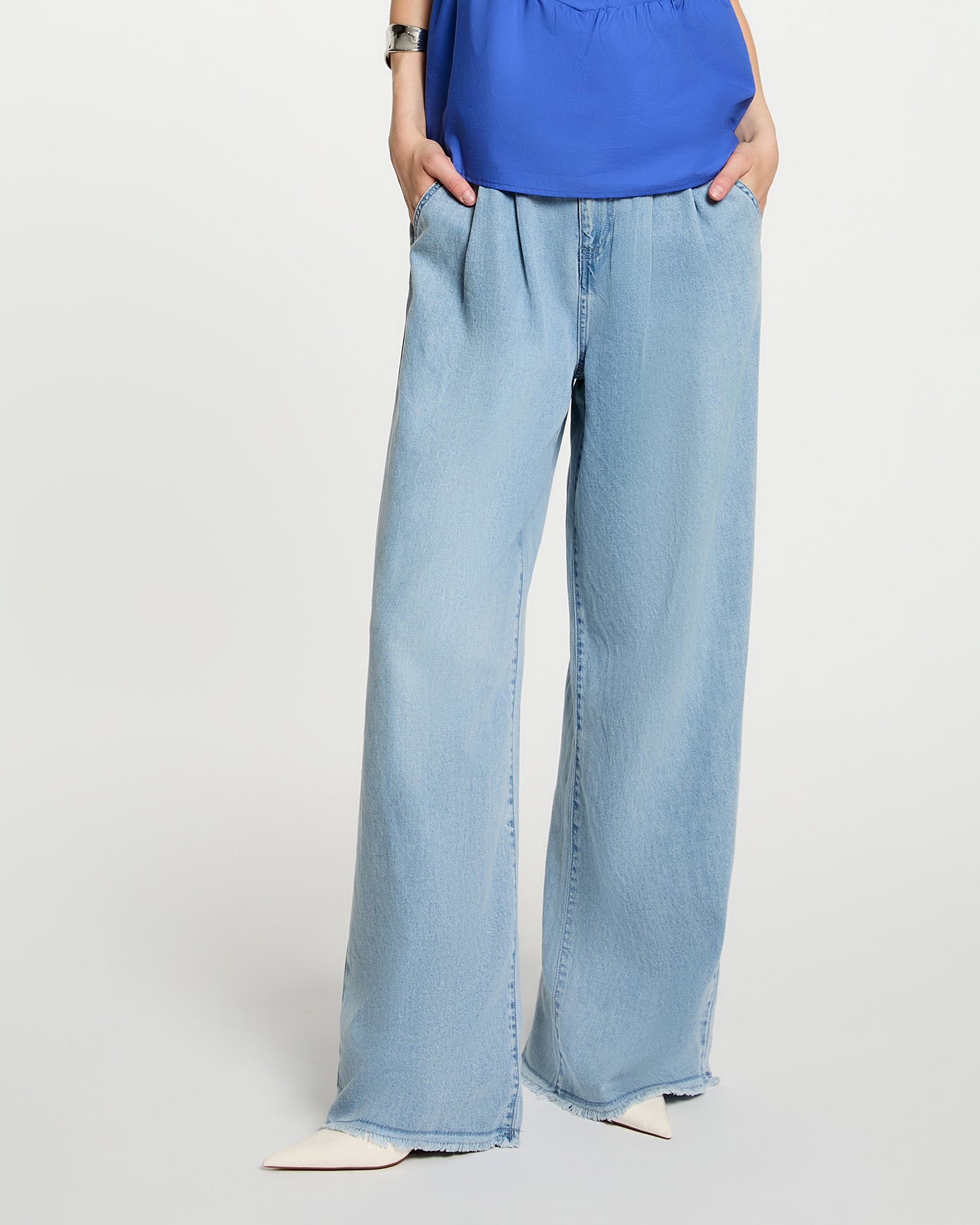 Imagem 0 de Jeans À Boca de Sino com Pinças