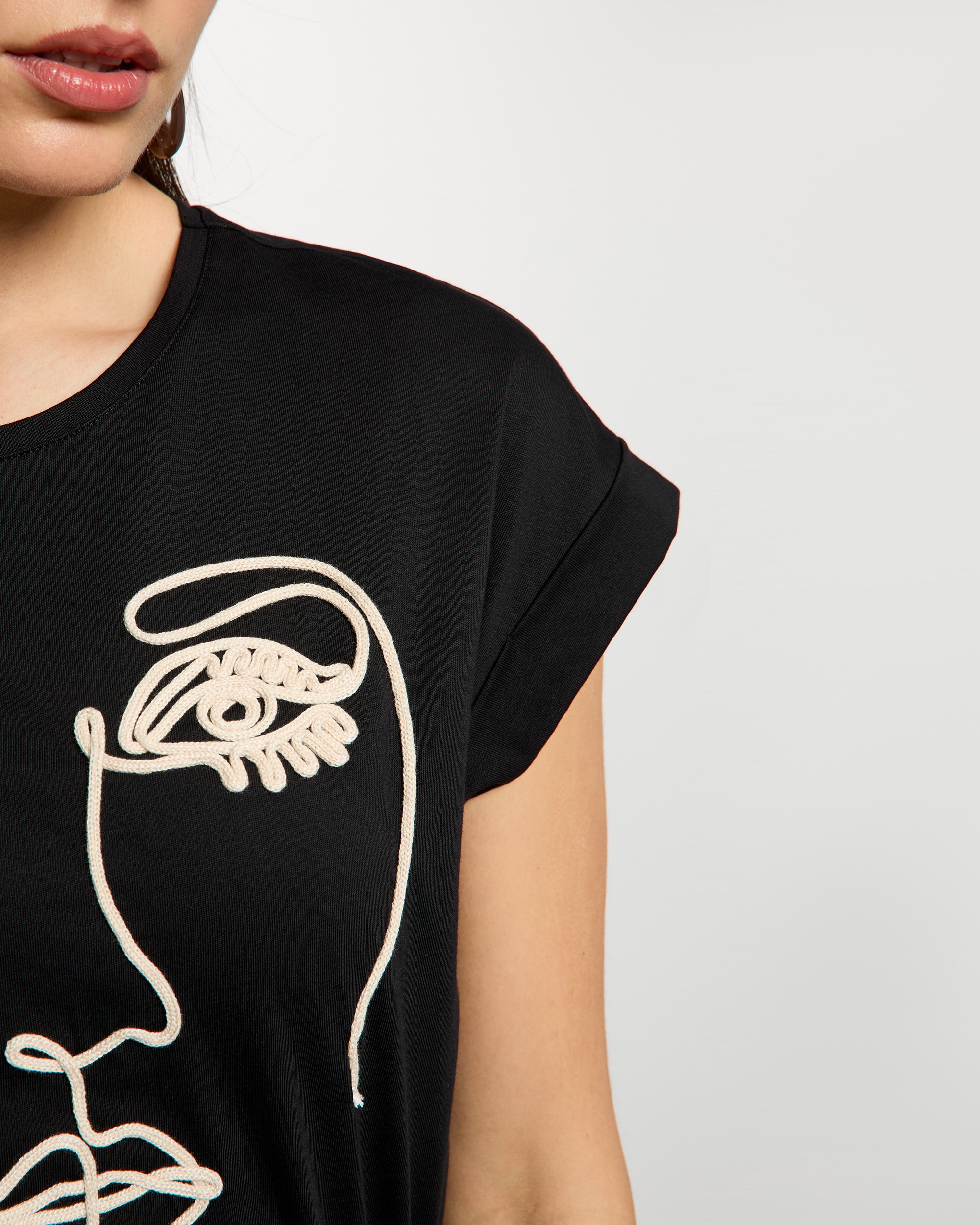 T-shirt sem Mangas com Bordado Preto-5