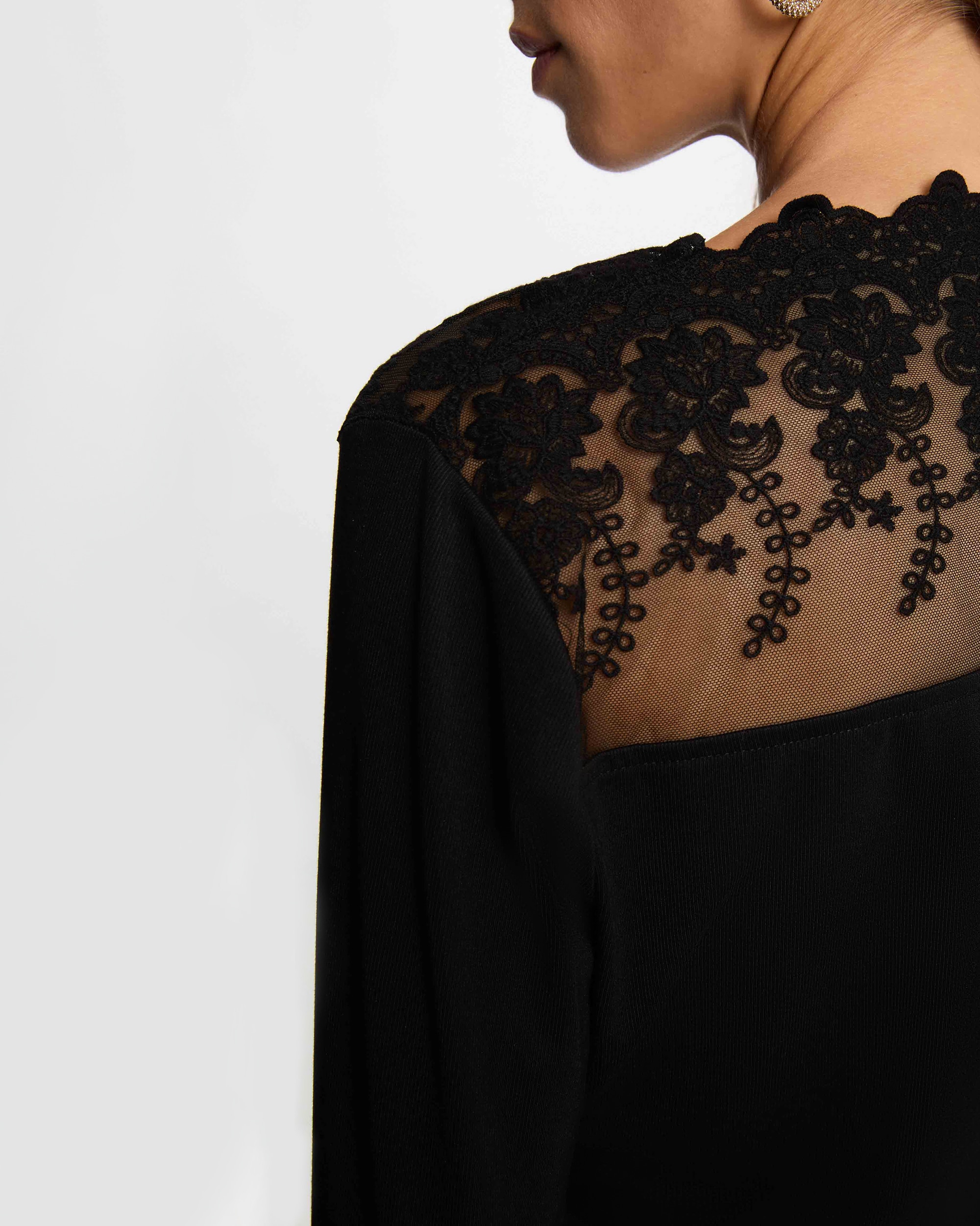T-shirt com Detalhes de Renda Preto-5