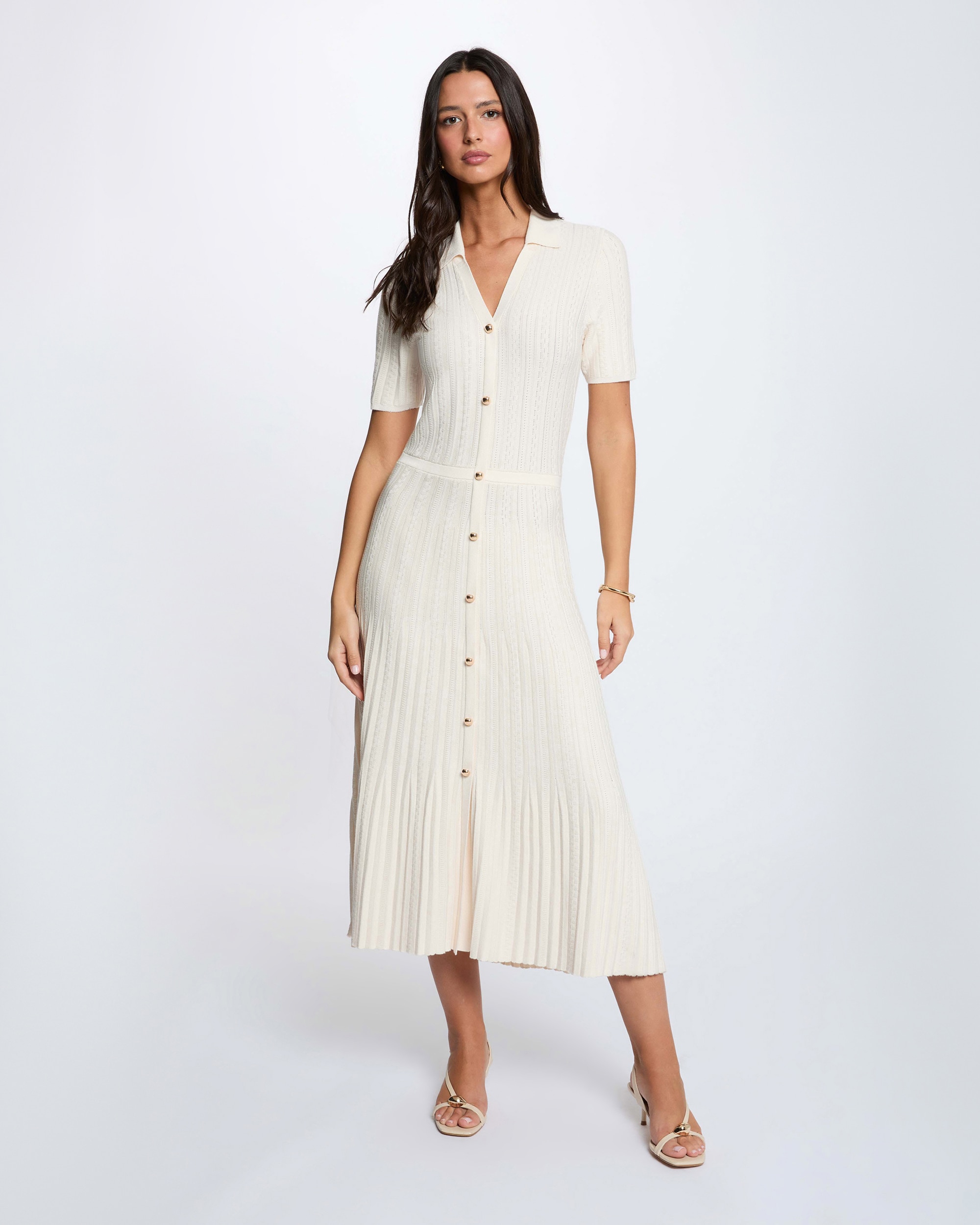 Imagem 0 de Vestido Curto de Malha Fina com Botões