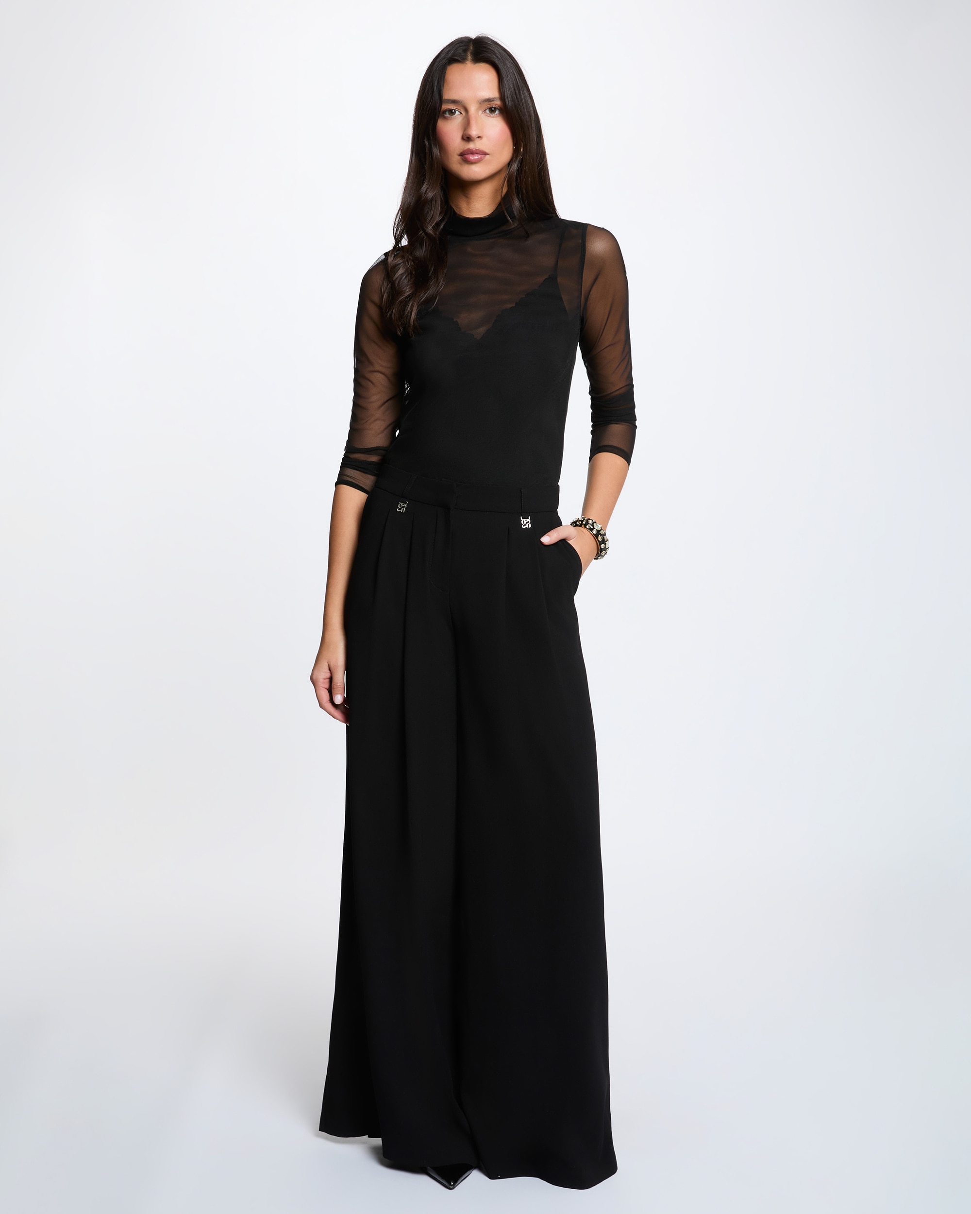 T-shirt com Gola Alta Preto-4
