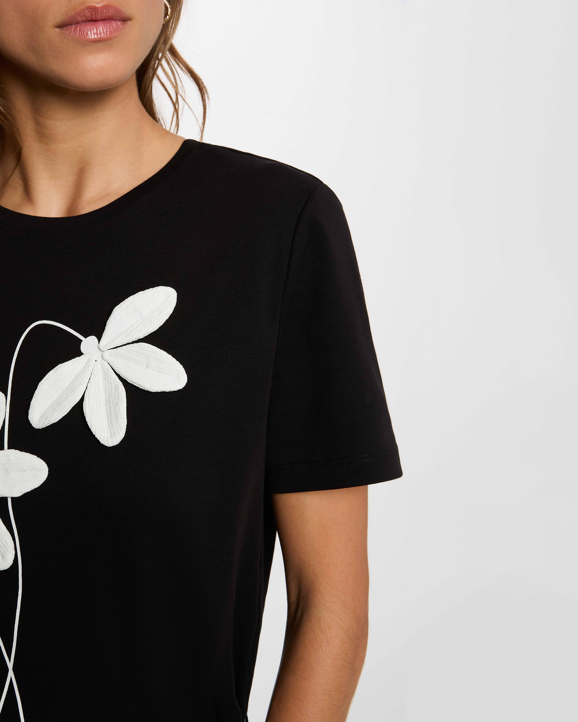 T-shirt com Estampado Floral Preto / Branco-5