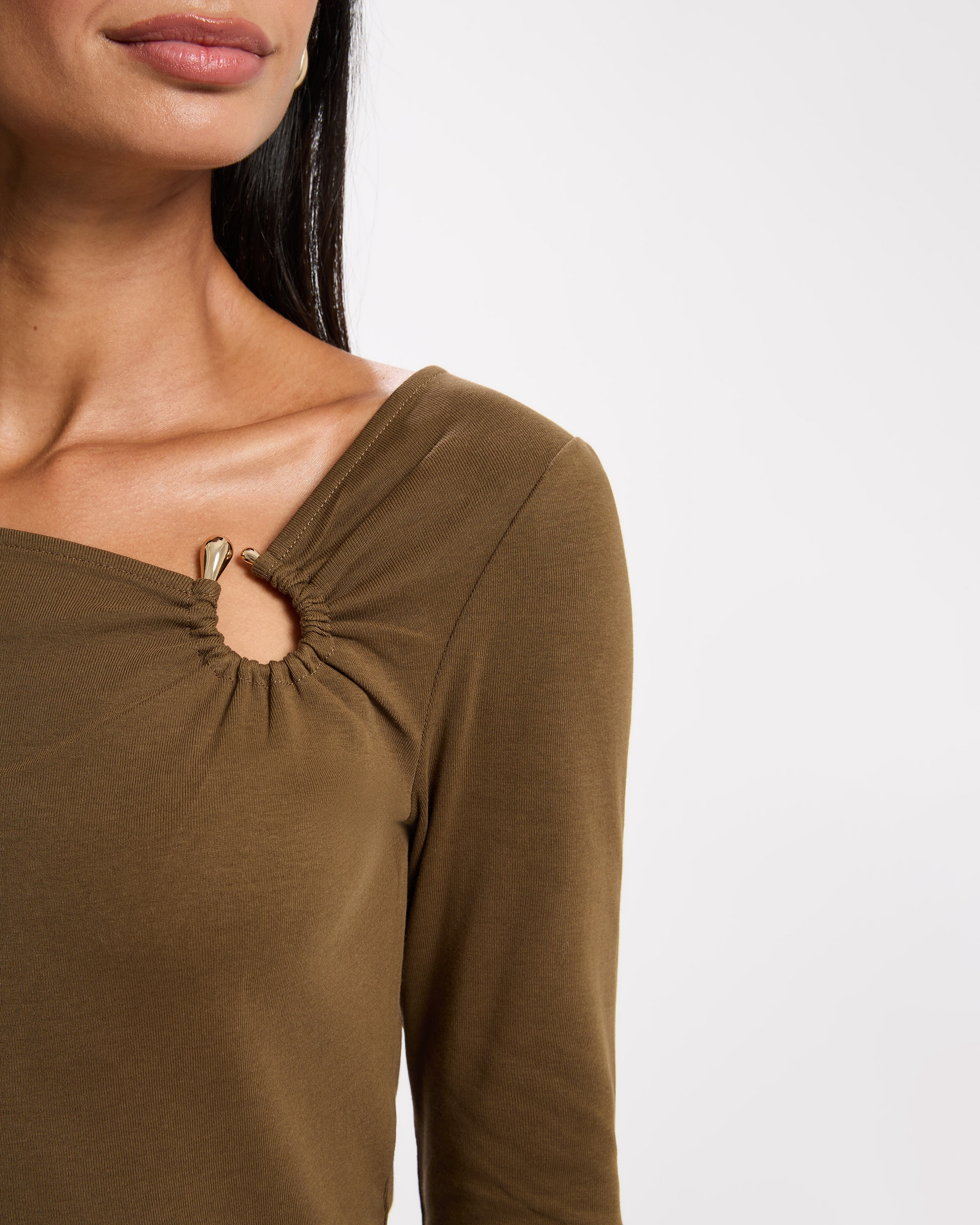T-shirt com Detalhe de Joia Caqui-4
