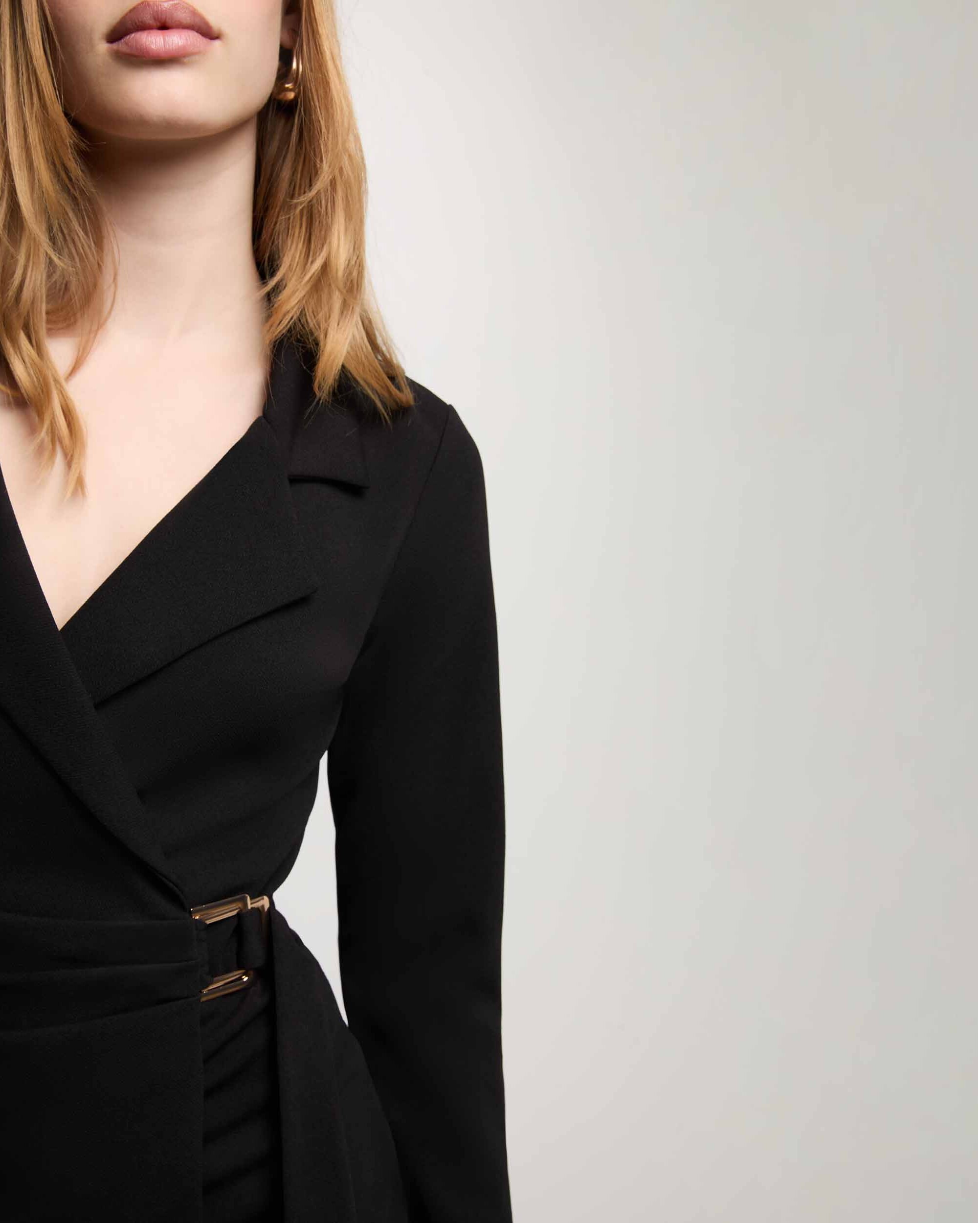 Vestido Curto com Fivela Preto-5