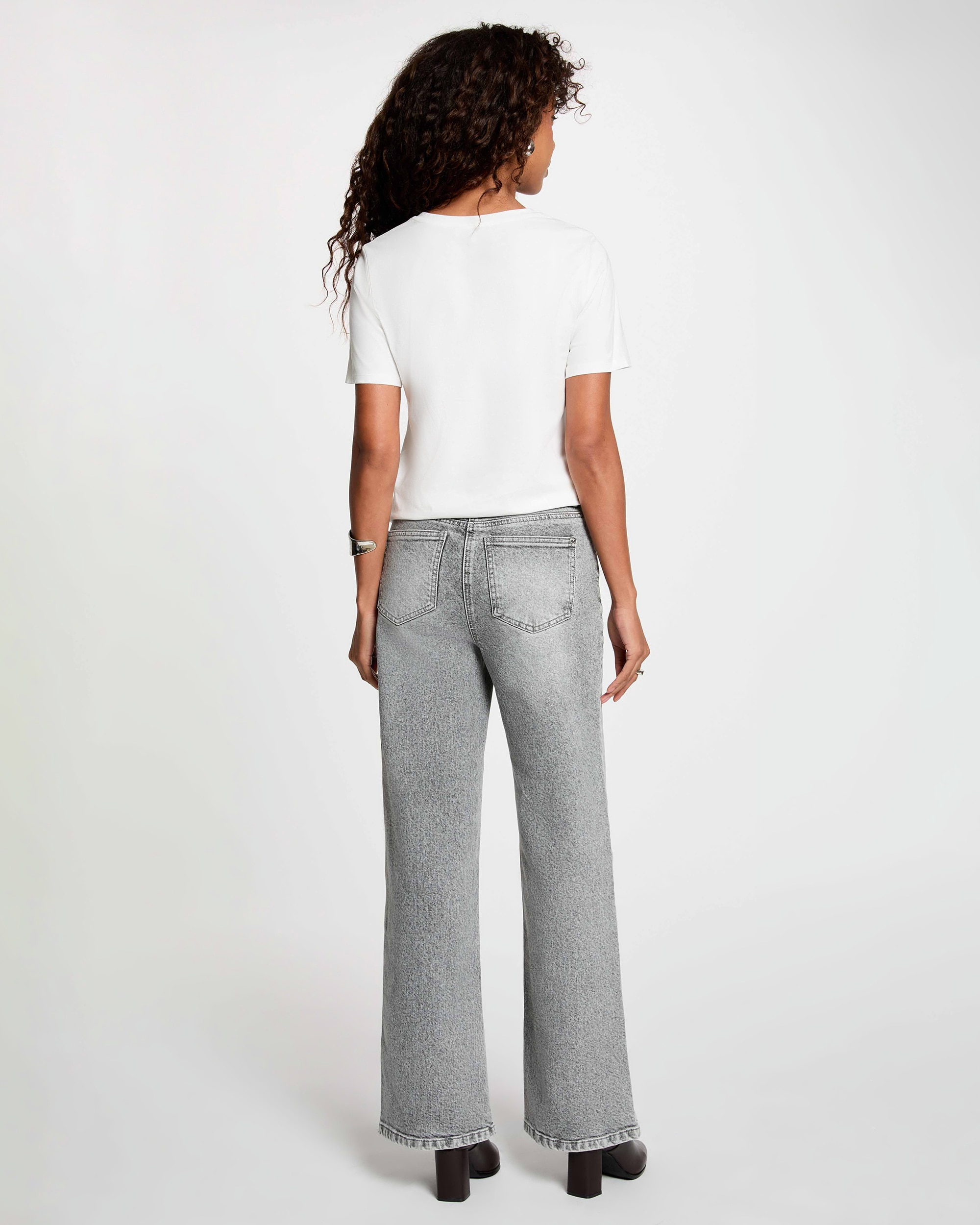 T-shirt com Relevo Floral Branco-3
