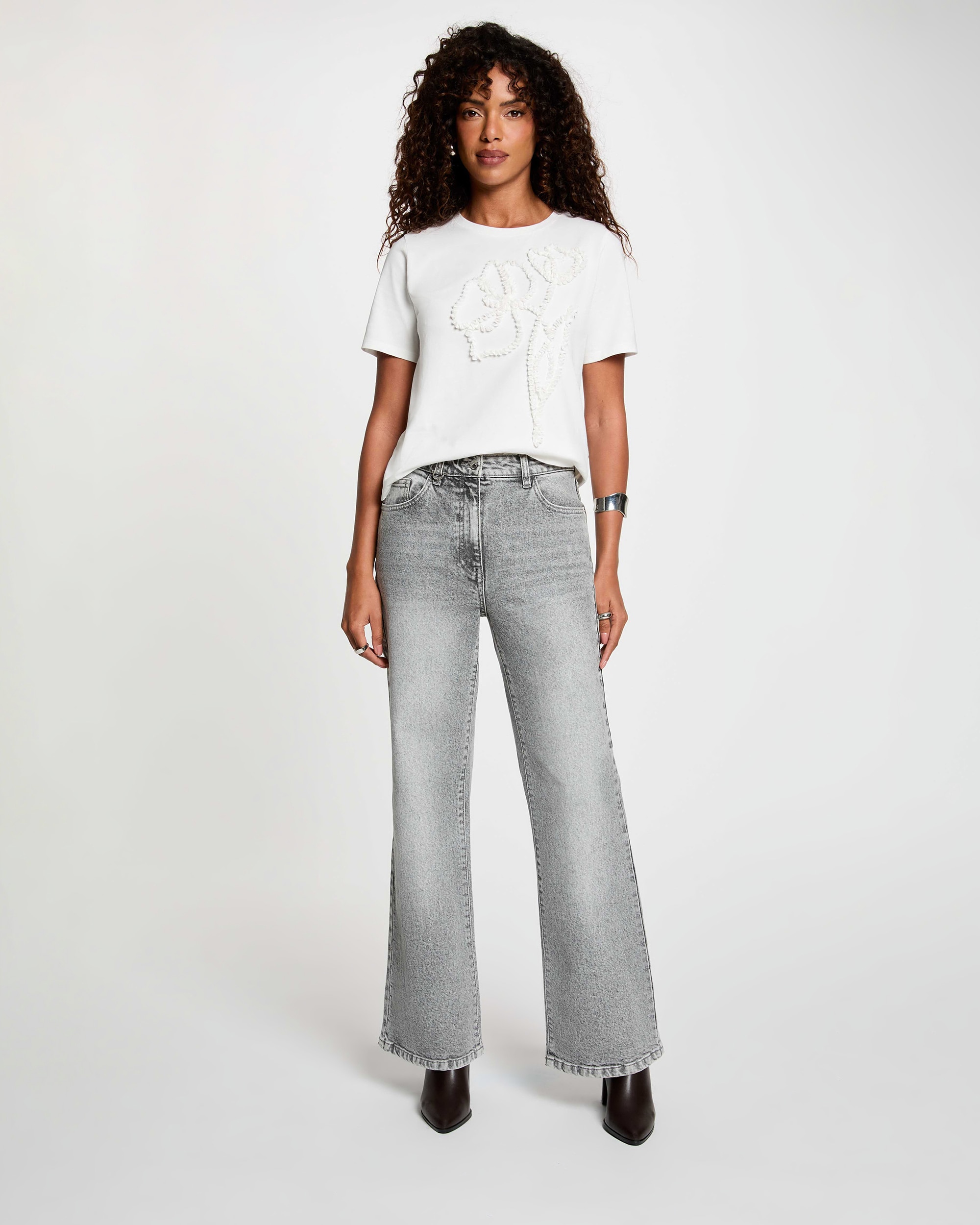 T-shirt com Relevo Floral Branco-4