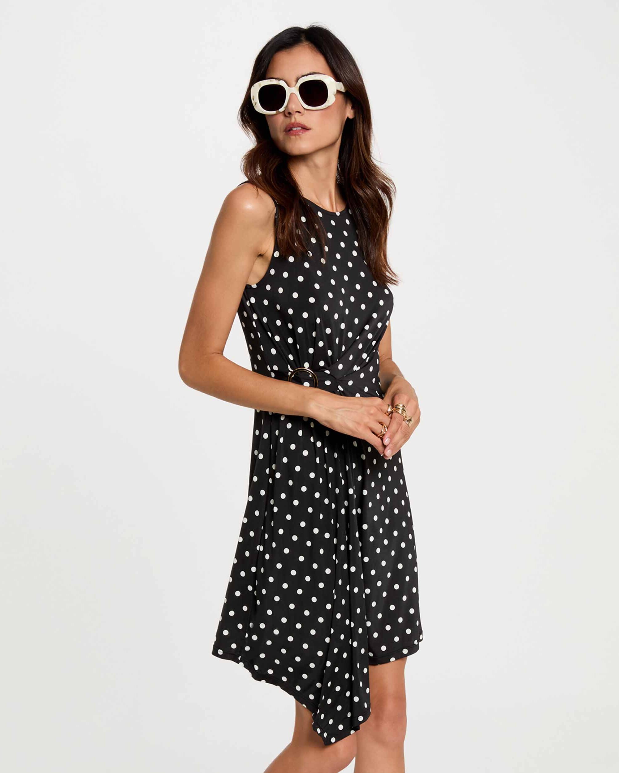 Imagem 0 de Vestido Curto com Detalhe de Fivela