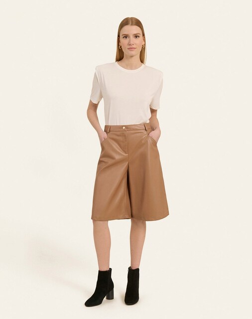 Imagem 0 de Bermudas Efeito Pele com Bolsos