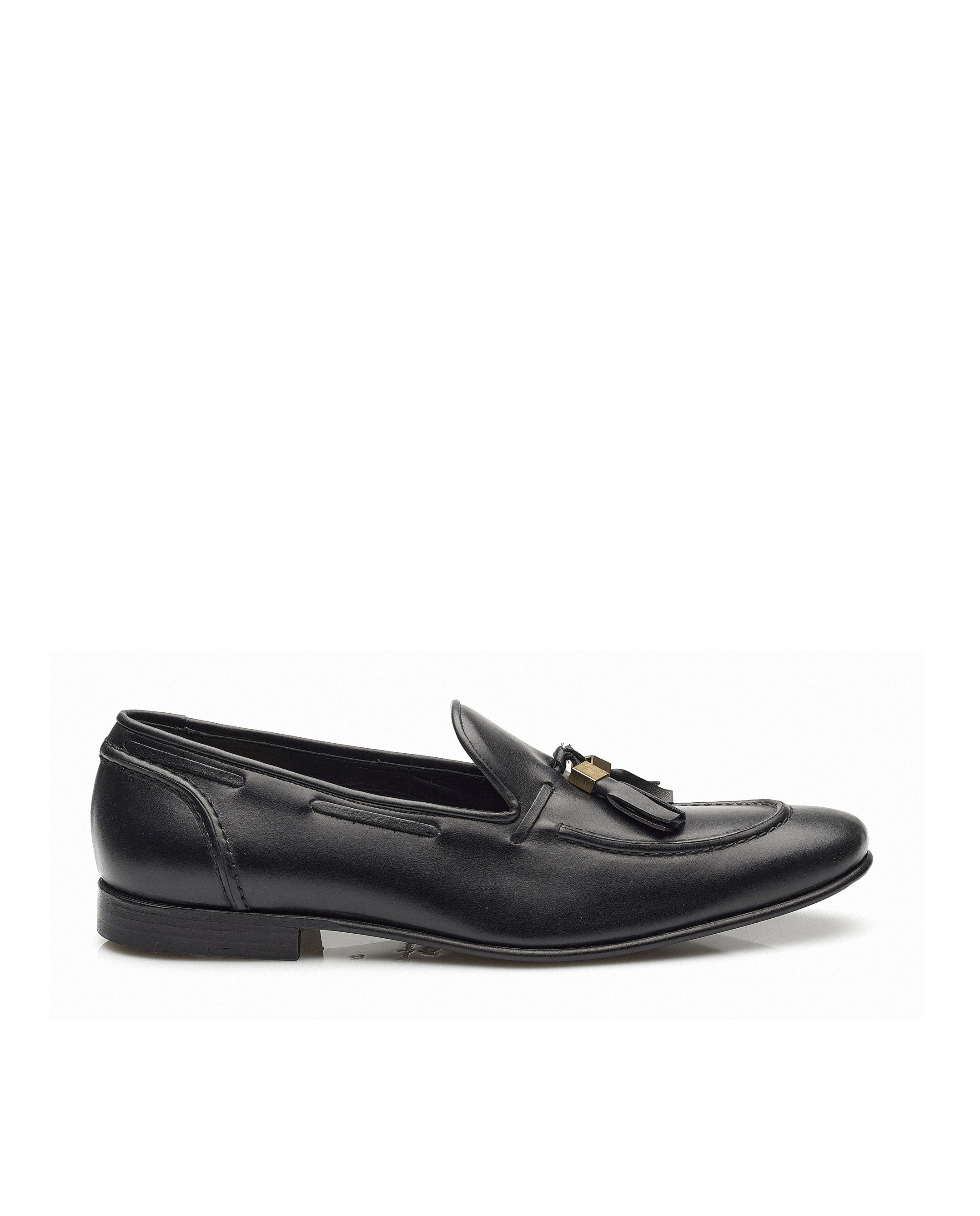 Mocassin em pele, forro em pele, com berloques e detalhes dourados Miguel Vieira Preto-1